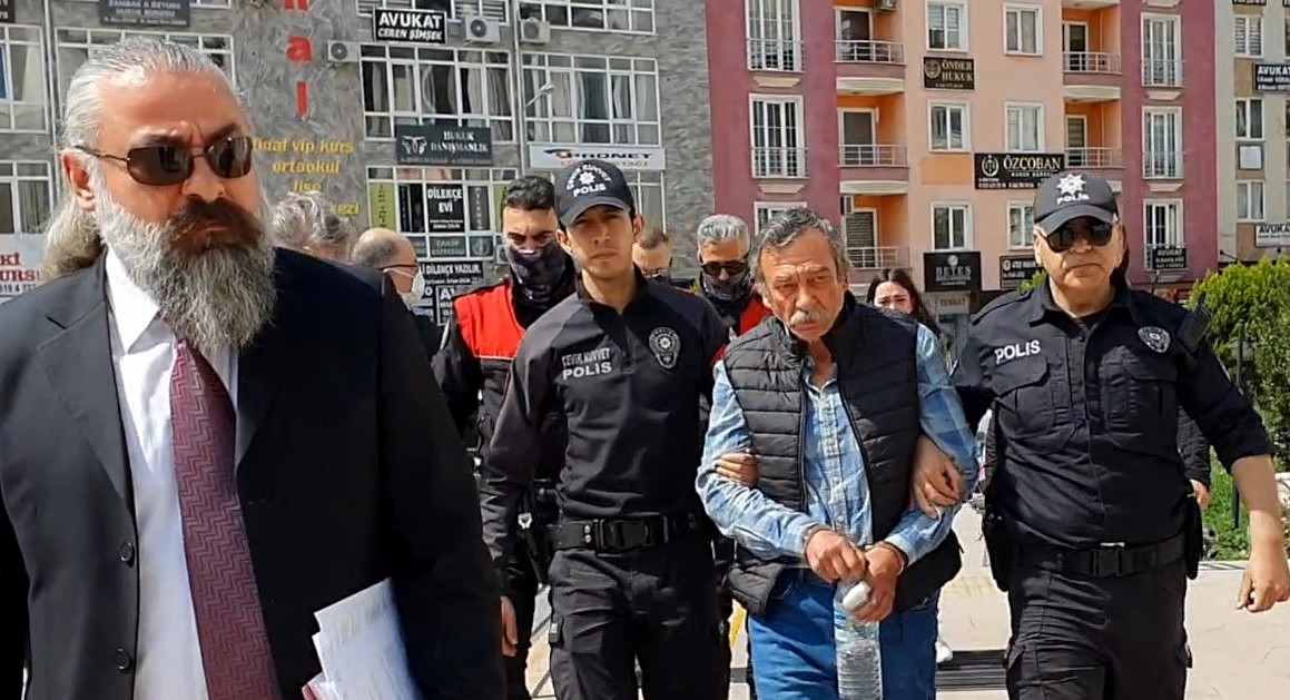 Balıkesir’in Edremit ilçesinde oğlunu satırla öldüren şahıs, sevk edildiği adli makamlarca tutuklandı. Edremit ilçesi Zeytinli Altınkum Mahallesi ...