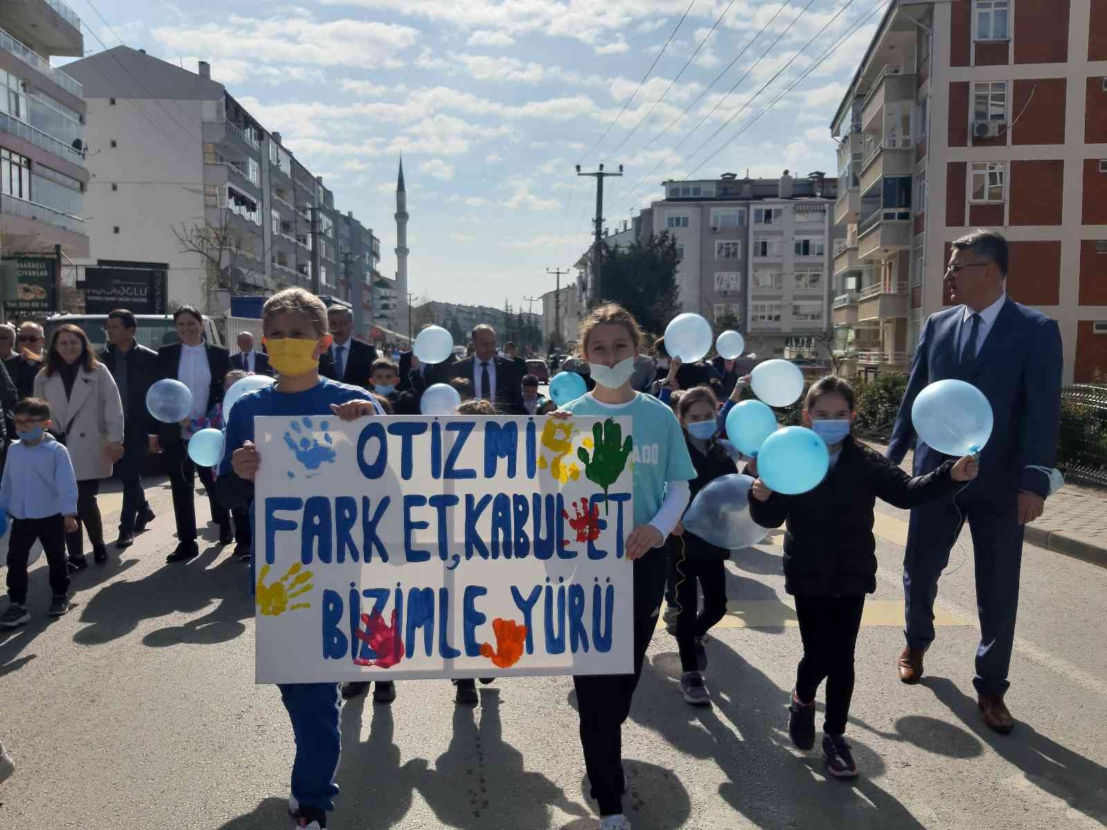 Edirne Plevne İlkokulu öğrenci ve öğretmenleri, Dünya Otizm Farkındalık Günü etkinlikleri çerçevesinde ellerinde mavi balonlar ve pankartlarla ...