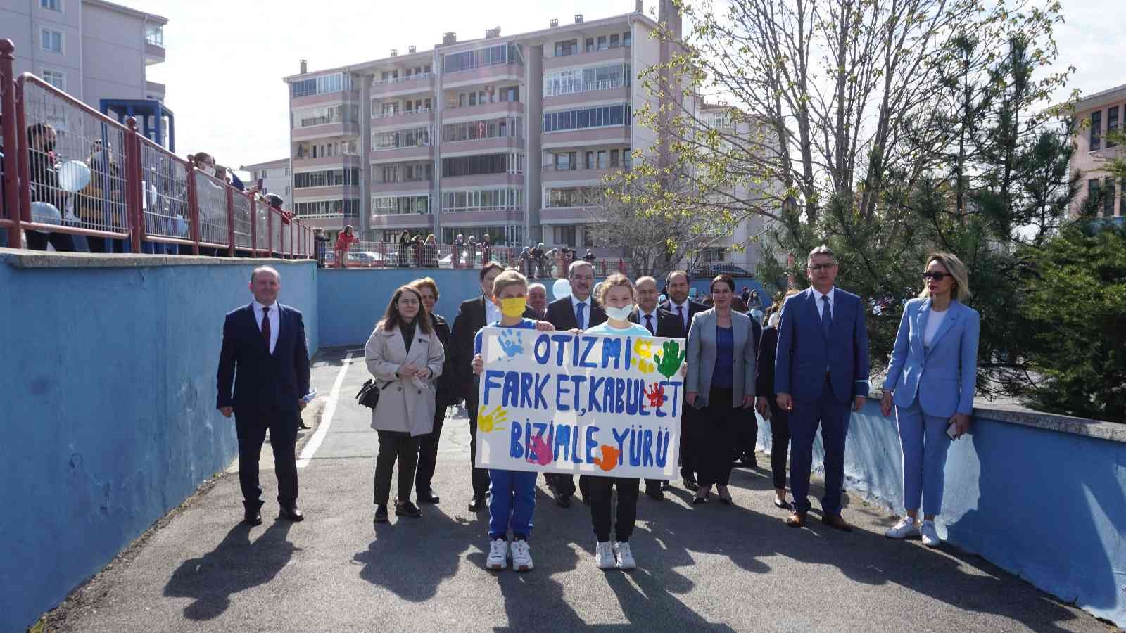 Edirne Plevne İlkokulu öğrenci ve öğretmenleri, Dünya Otizm Farkındalık Günü etkinlikleri çerçevesinde ellerinde mavi balonlar ve pankartlarla ...