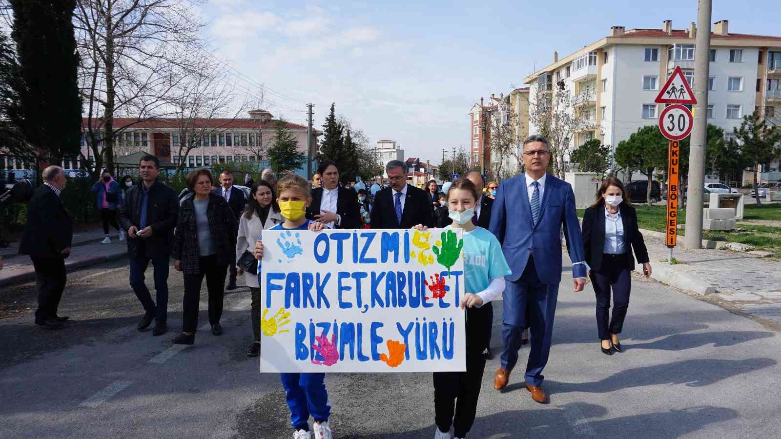 Edirne Plevne İlkokulu öğrenci ve öğretmenleri, Dünya Otizm Farkındalık Günü etkinlikleri çerçevesinde ellerinde mavi balonlar ve pankartlarla ...