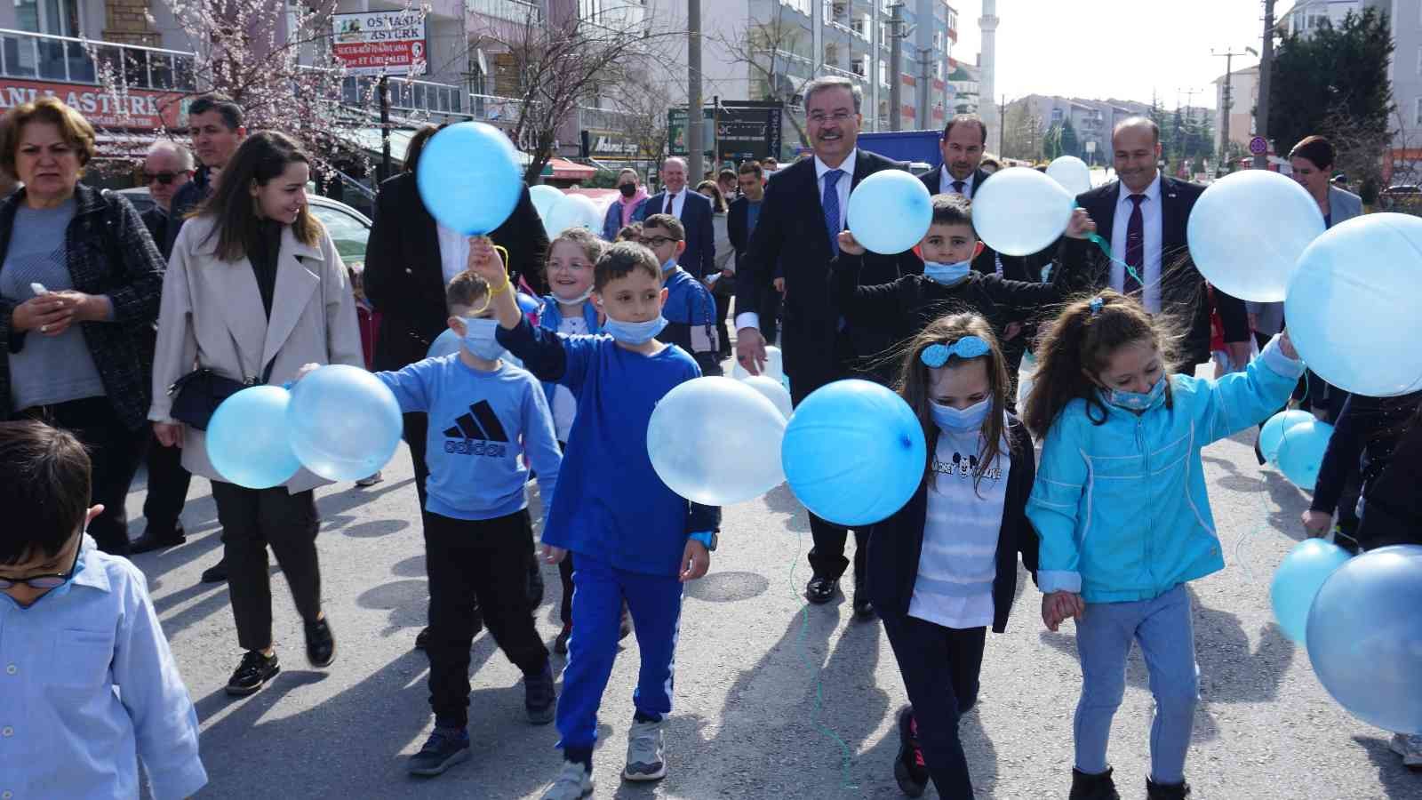 Edirne Plevne İlkokulu öğrenci ve öğretmenleri, Dünya Otizm Farkındalık Günü etkinlikleri çerçevesinde ellerinde mavi balonlar ve pankartlarla ...