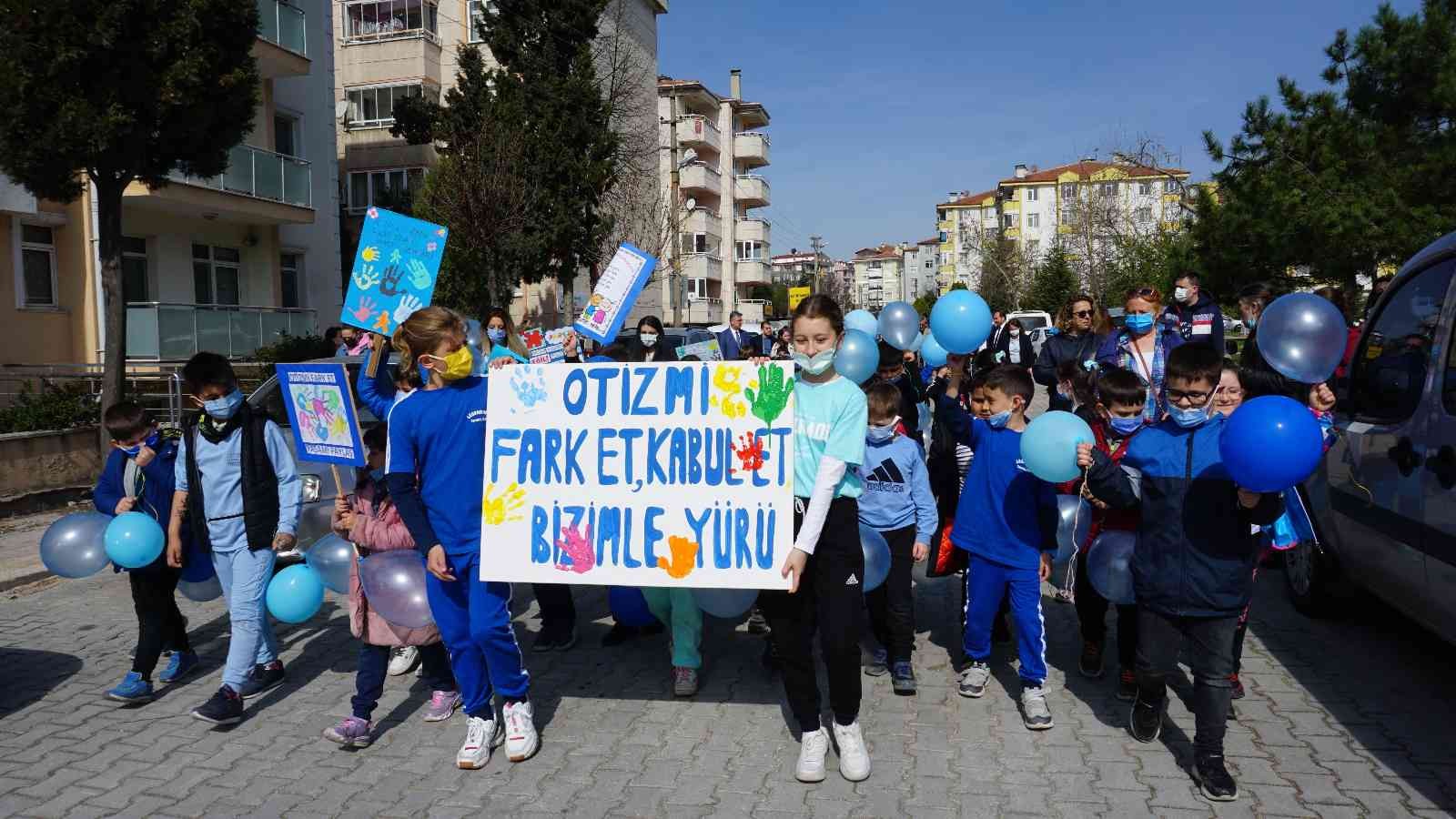 Edirne Plevne İlkokulu öğrenci ve öğretmenleri, Dünya Otizm Farkındalık Günü etkinlikleri çerçevesinde ellerinde mavi balonlar ve pankartlarla ...