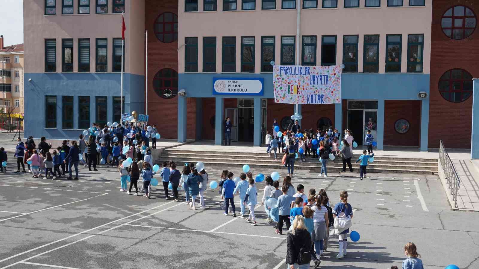 Edirne Plevne İlkokulu öğrenci ve öğretmenleri, Dünya Otizm Farkındalık Günü etkinlikleri çerçevesinde ellerinde mavi balonlar ve pankartlarla ...