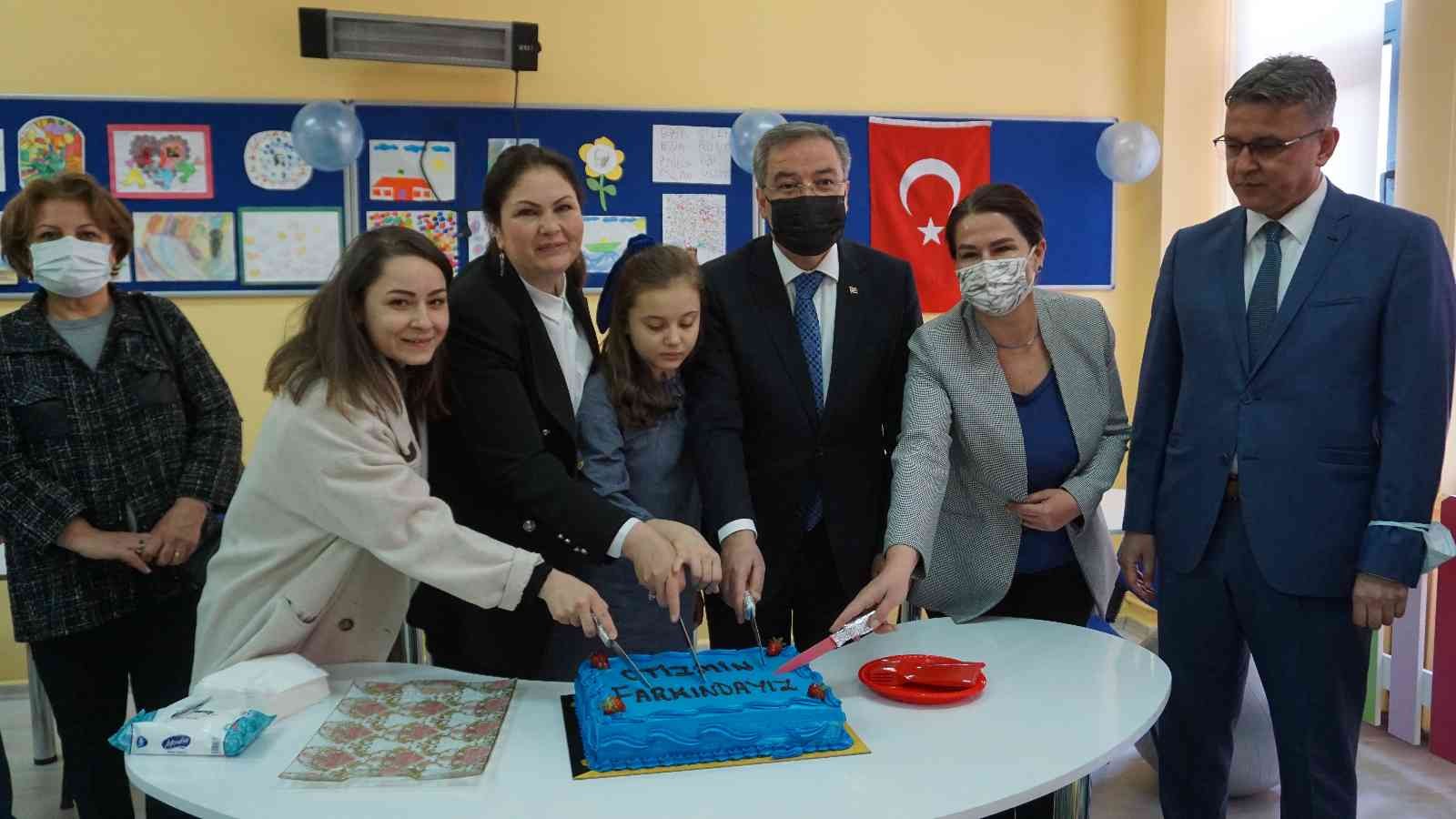 Edirne Plevne İlkokulu öğrenci ve öğretmenleri, Dünya Otizm Farkındalık Günü etkinlikleri çerçevesinde ellerinde mavi balonlar ve pankartlarla ...