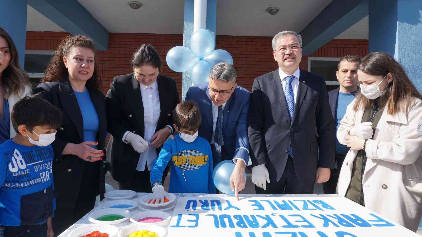 Edirne Plevne İlkokulu öğrenci ve öğretmenleri, Dünya Otizm Farkındalık Günü etkinlikleri çerçevesinde ellerinde mavi balonlar ve pankartlarla ...