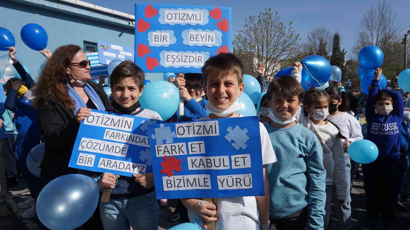 Edirne Plevne İlkokulu öğrenci ve öğretmenleri, Dünya Otizm Farkındalık Günü etkinlikleri çerçevesinde ellerinde mavi balonlar ve pankartlarla ...