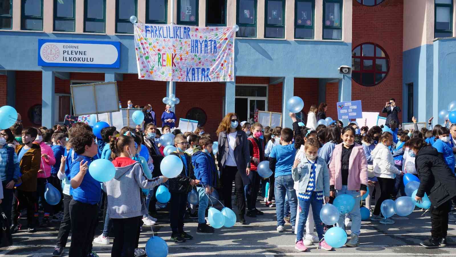 Edirne Plevne İlkokulu öğrenci ve öğretmenleri, Dünya Otizm Farkındalık Günü etkinlikleri çerçevesinde ellerinde mavi balonlar ve pankartlarla ...