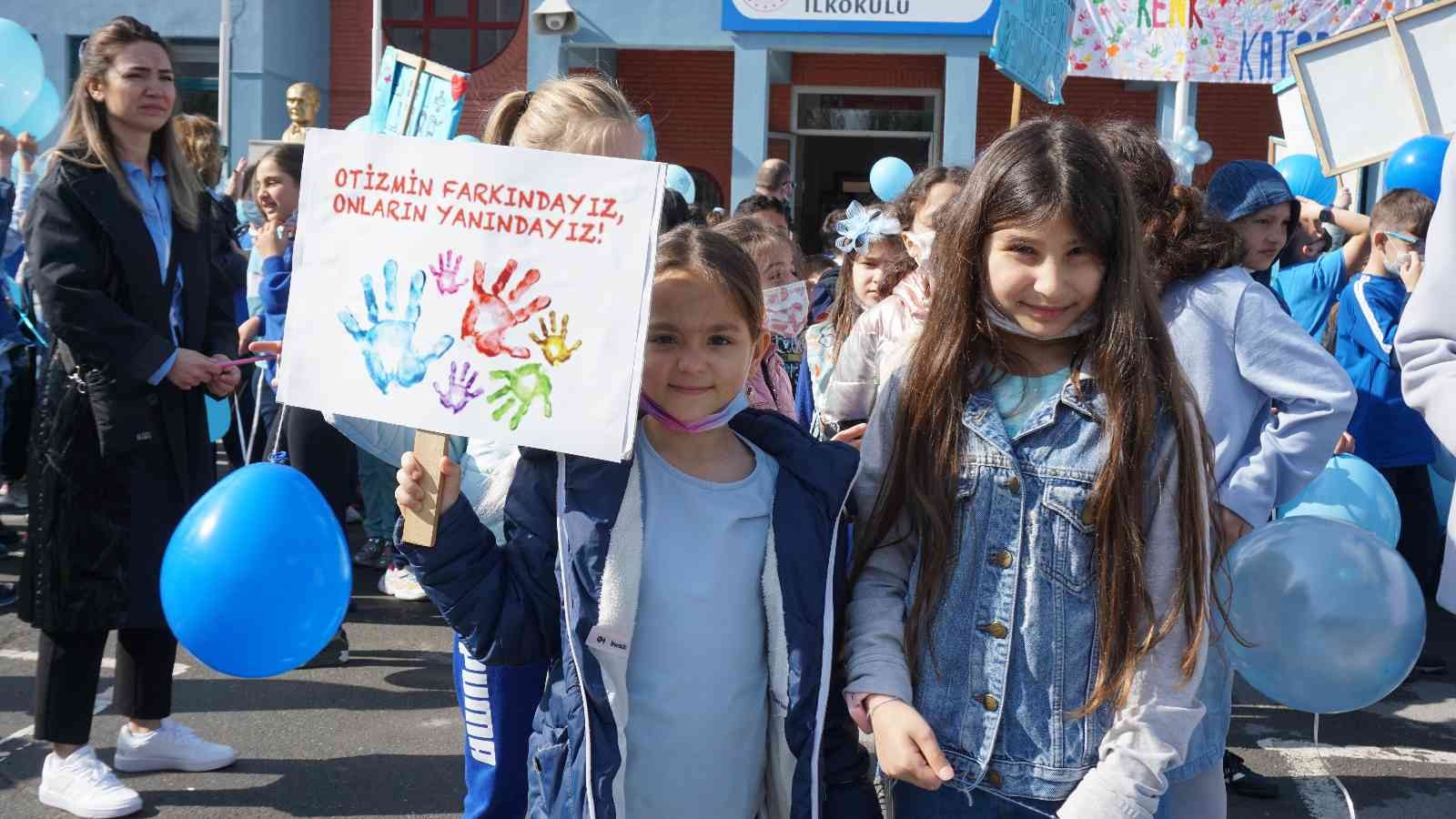 Edirne Plevne İlkokulu öğrenci ve öğretmenleri, Dünya Otizm Farkındalık Günü etkinlikleri çerçevesinde ellerinde mavi balonlar ve pankartlarla ...