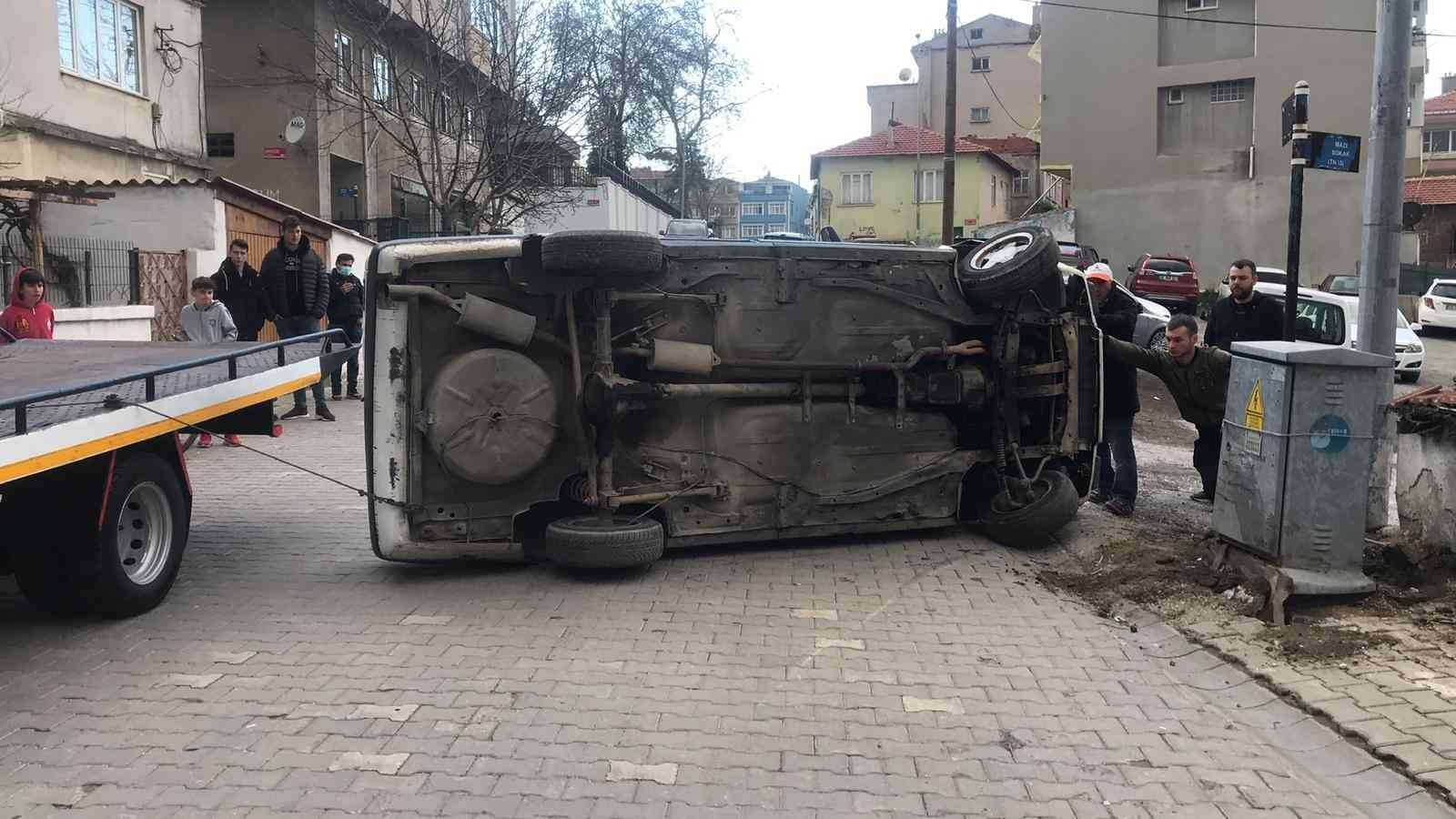 Edirne’de meydana gelen trafik kazasında ilginç anlar yaşandı. Alkollü sürücü, trafoya çarparak yan yatan otomobilinden güçlükle çıkarılırken ...