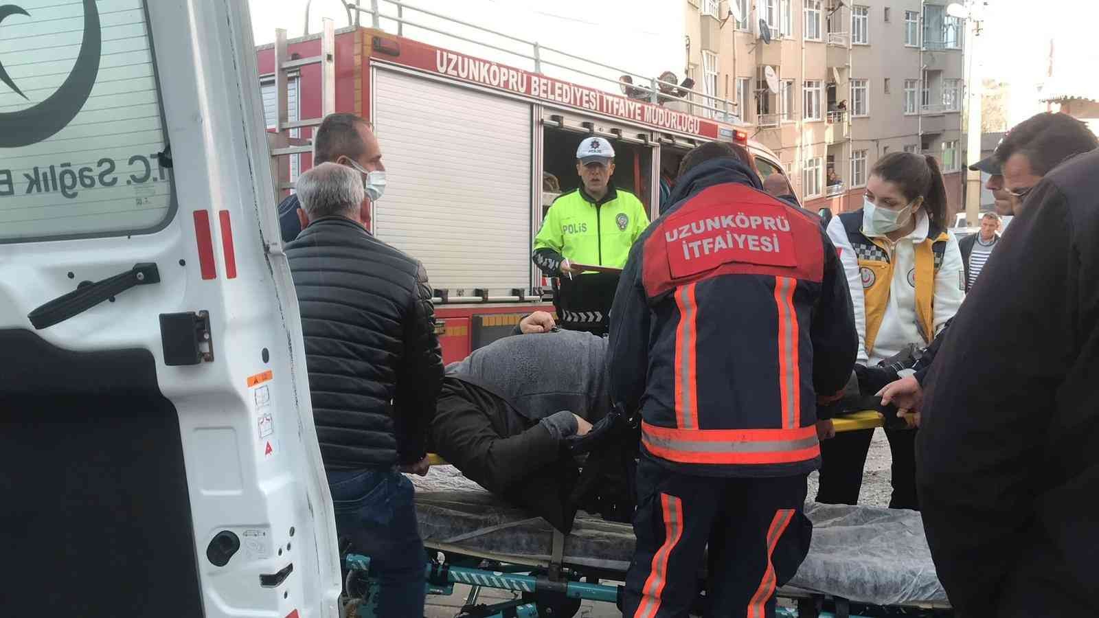 Edirne’de meydana gelen trafik kazasında ilginç anlar yaşandı. Alkollü sürücü, trafoya çarparak yan yatan otomobilinden güçlükle çıkarılırken ...