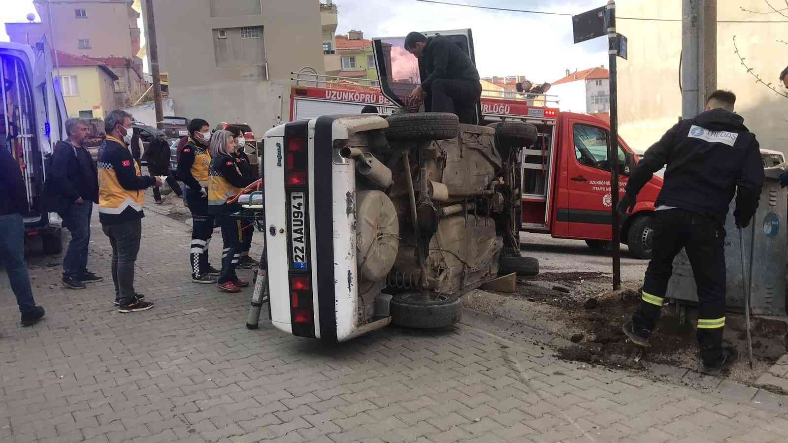 Edirne’de meydana gelen trafik kazasında ilginç anlar yaşandı. Alkollü sürücü, trafoya çarparak yan yatan otomobilinden güçlükle çıkarılırken ...