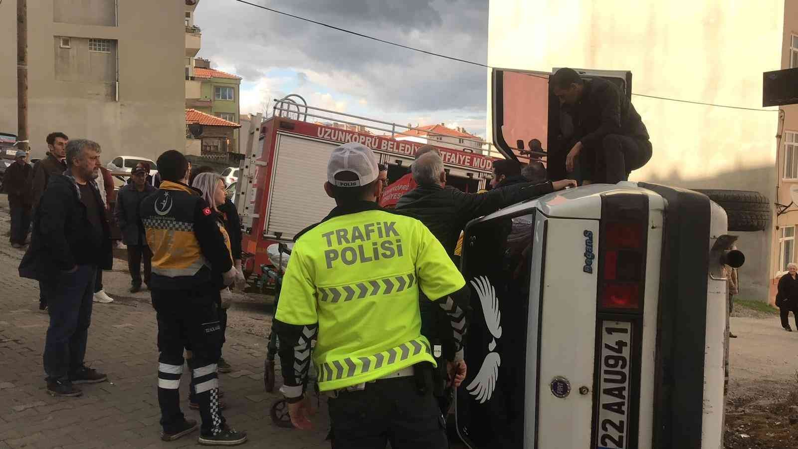 Edirne’de meydana gelen trafik kazasında ilginç anlar yaşandı. Alkollü sürücü, trafoya çarparak yan yatan otomobilinden güçlükle çıkarılırken ...