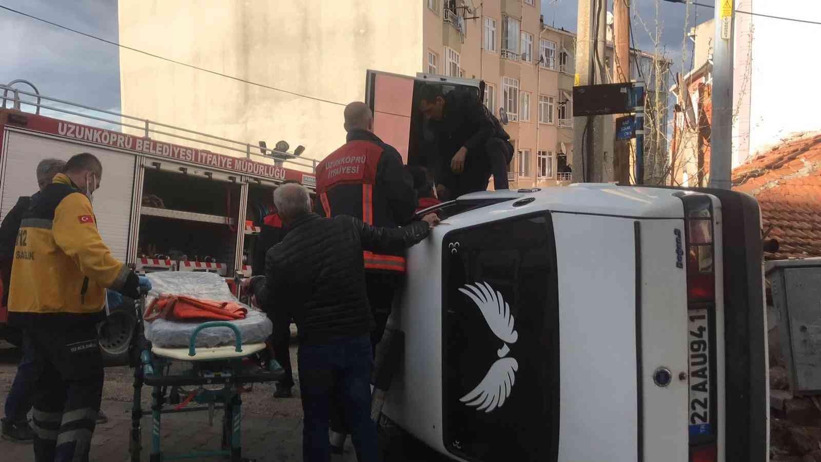 Edirne’de meydana gelen trafik kazasında ilginç anlar yaşandı. Alkollü sürücü, trafoya çarparak yan yatan otomobilinden güçlükle çıkarılırken ...