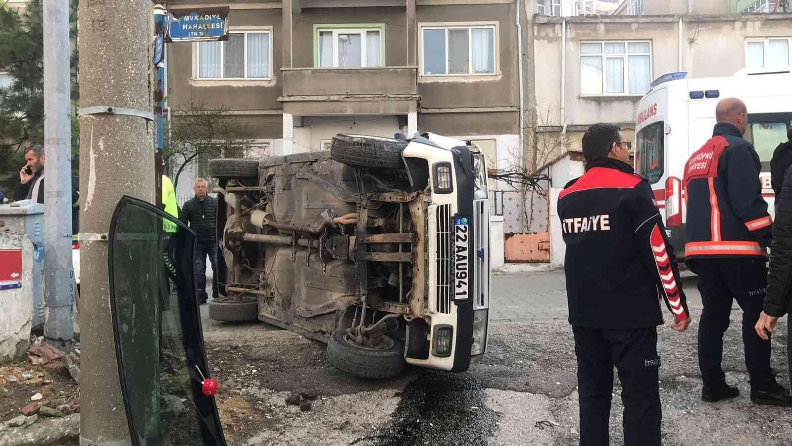 Edirne’de meydana gelen trafik kazasında ilginç anlar yaşandı. Alkollü sürücü, trafoya çarparak yan yatan otomobilinden güçlükle çıkarılırken ...