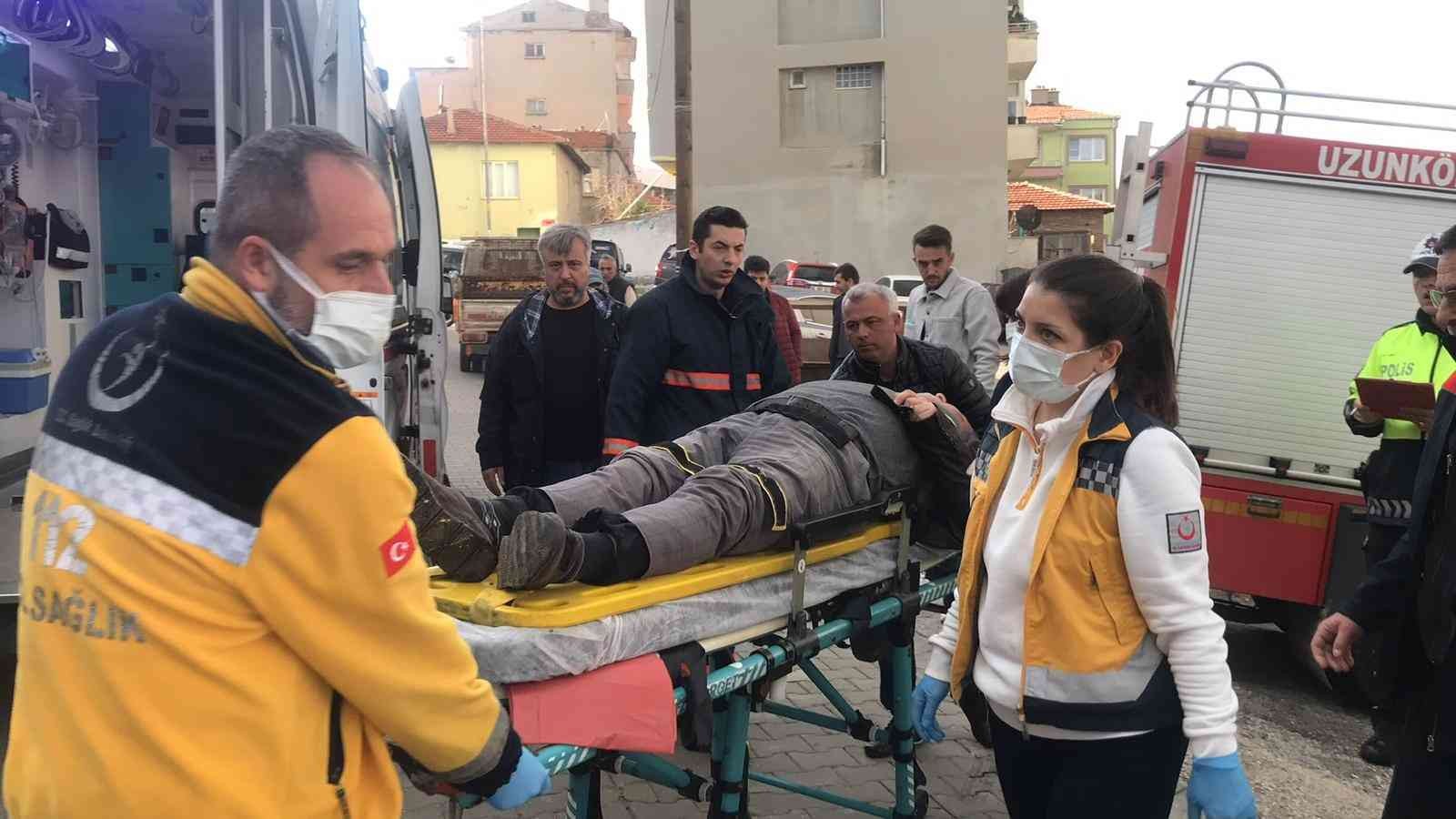 Edirne’de meydana gelen trafik kazasında ilginç anlar yaşandı. Alkollü sürücü, trafoya çarparak yan yatan otomobilinden güçlükle çıkarılırken ...