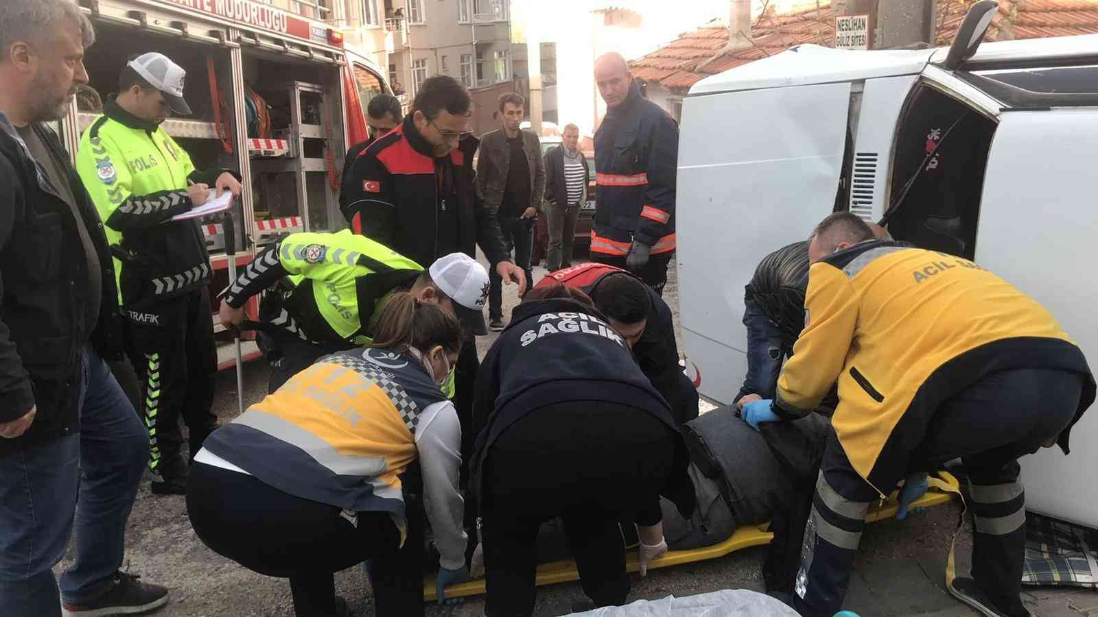 Edirne’de meydana gelen trafik kazasında ilginç anlar yaşandı. Alkollü sürücü, trafoya çarparak yan yatan otomobilinden güçlükle çıkarılırken ...