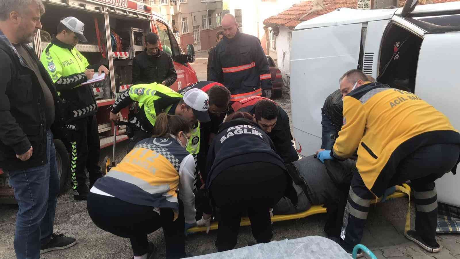 Edirne’de meydana gelen trafik kazasında ilginç anlar yaşandı. Alkollü sürücü, trafoya çarparak yan yatan otomobilinden güçlükle çıkarılırken ...