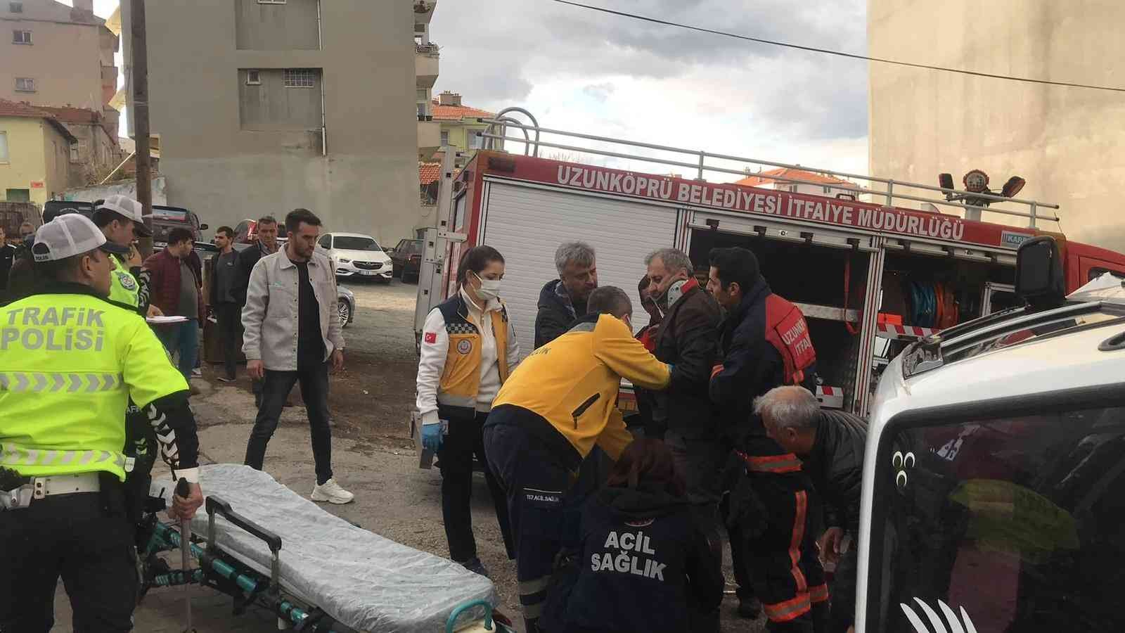 Edirne’de meydana gelen trafik kazasında ilginç anlar yaşandı. Alkollü sürücü, trafoya çarparak yan yatan otomobilinden güçlükle çıkarılırken ...