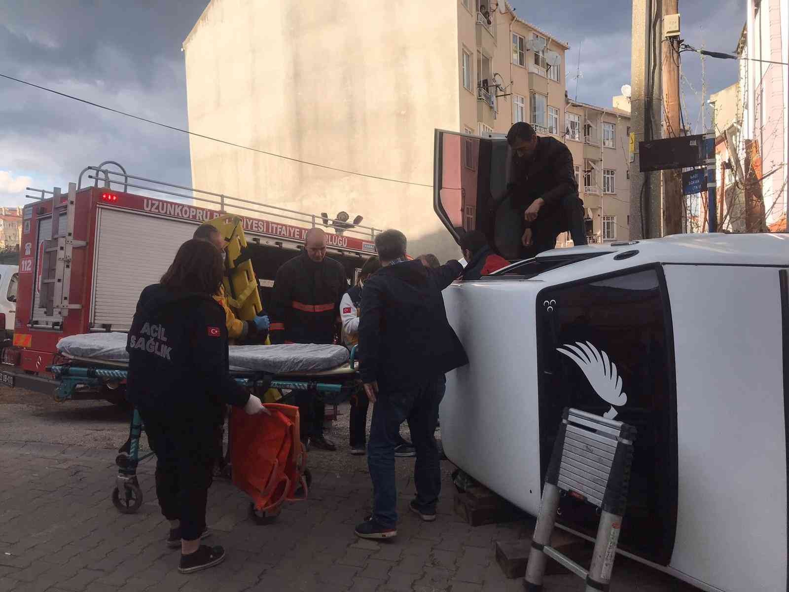 Edirne’de meydana gelen trafik kazasında ilginç anlar yaşandı. Alkollü sürücü, trafoya çarparak yan yatan otomobilinden güçlükle çıkarılırken ...