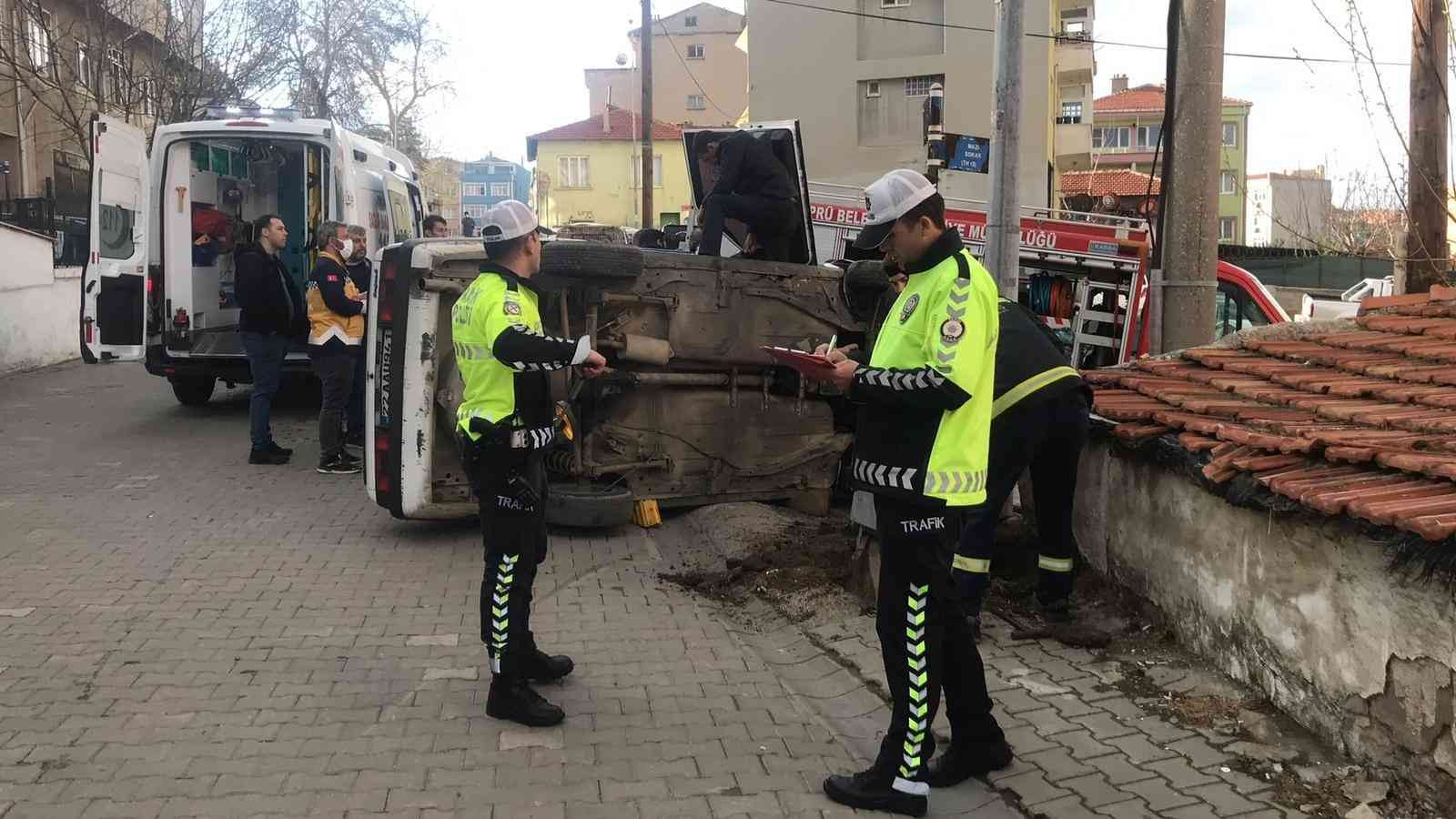 Edirne’de meydana gelen trafik kazasında ilginç anlar yaşandı. Alkollü sürücü, trafoya çarparak yan yatan otomobilinden güçlükle çıkarılırken ...