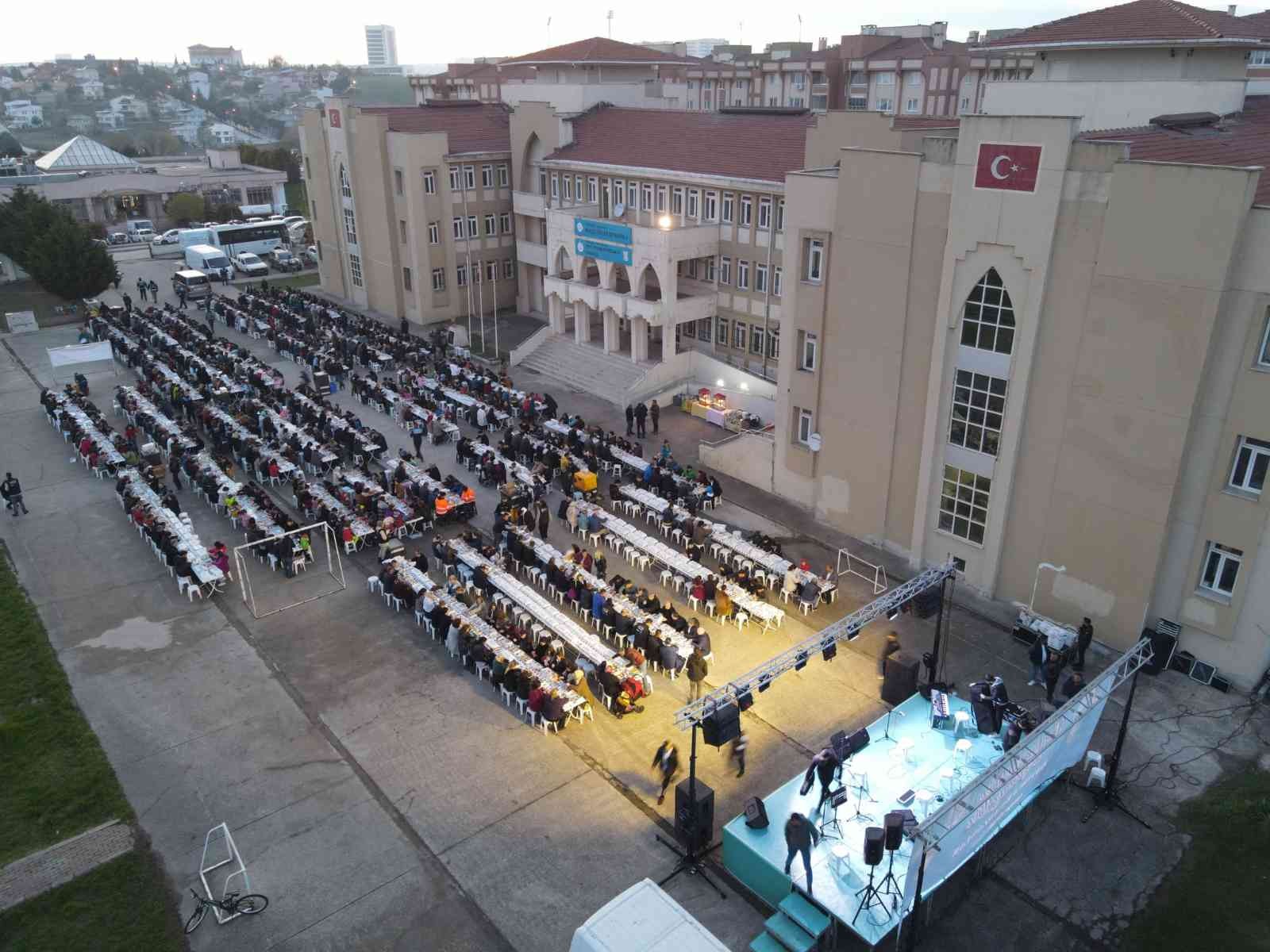 Tekirdağ’ın Süleymanpaşa ilçesinde düzenlenen iftar programlarına on binlerce vatandaş katıldı. Süleymanpaşa Belediyesi tarafından “Gönlümüz Bir ...