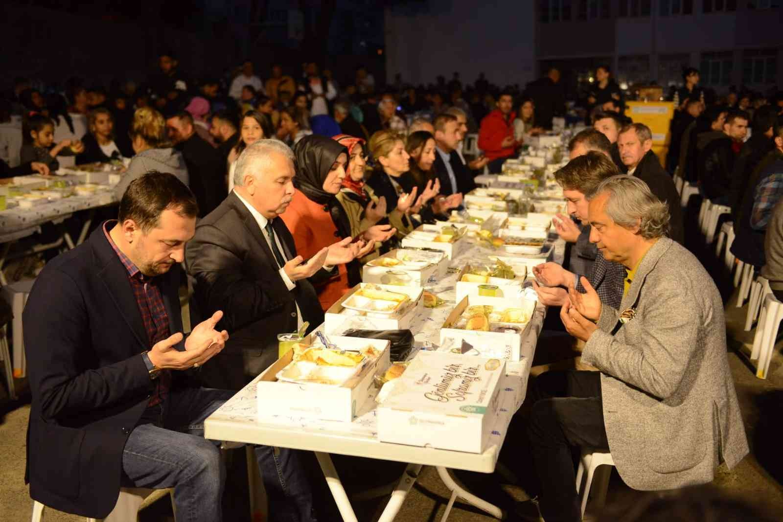 Tekirdağ’ın Süleymanpaşa ilçesinde düzenlenen iftar programlarına on binlerce vatandaş katıldı. Süleymanpaşa Belediyesi tarafından “Gönlümüz Bir ...