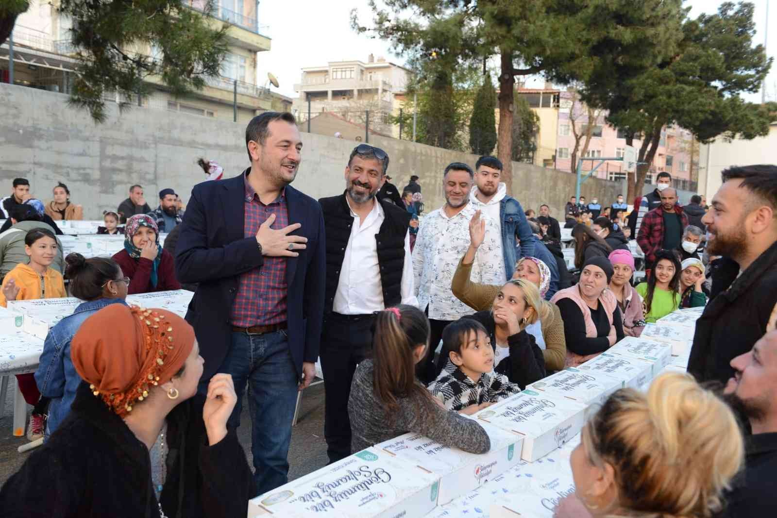 Tekirdağ’ın Süleymanpaşa ilçesinde düzenlenen iftar programlarına on binlerce vatandaş katıldı. Süleymanpaşa Belediyesi tarafından “Gönlümüz Bir ...