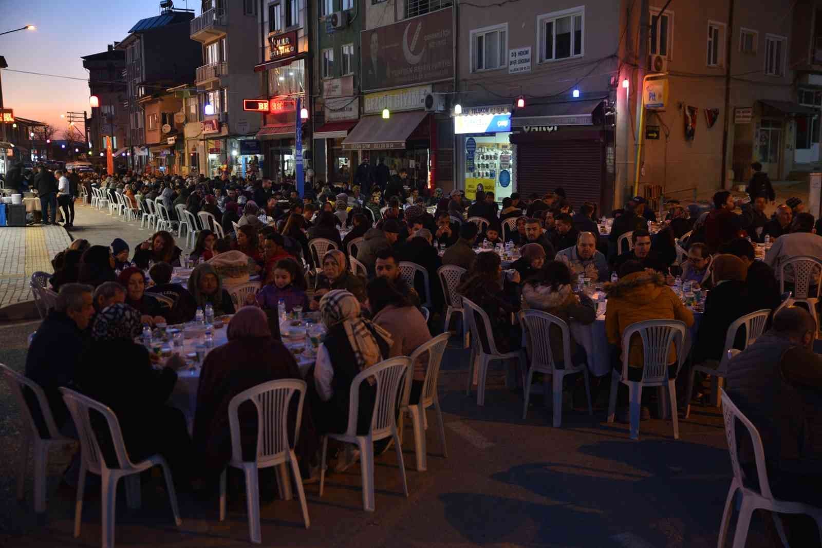 Ramazan ayının bereketini yaptığı çalışmalarla şehrin her yerinde hissettiren Bursa Büyükşehir Belediyesi, Orhaneli halkını da aynı iftar sofrası ...