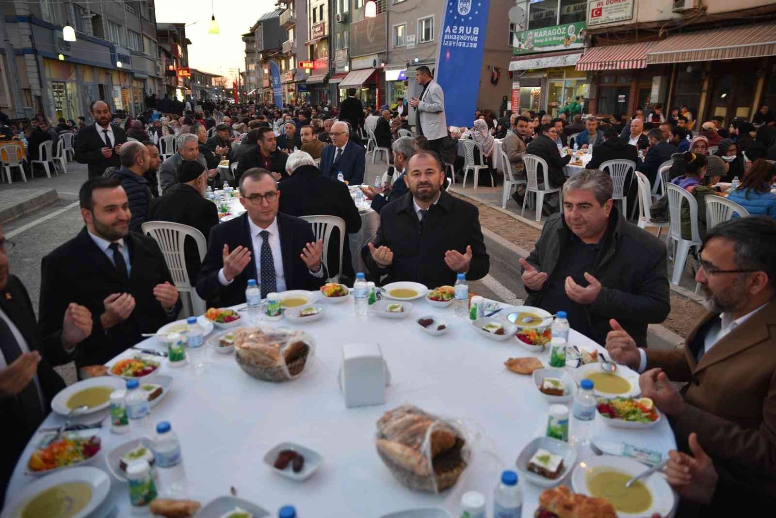 Ramazan ayının bereketini yaptığı çalışmalarla şehrin her yerinde hissettiren Bursa Büyükşehir Belediyesi, Orhaneli halkını da aynı iftar sofrası ...