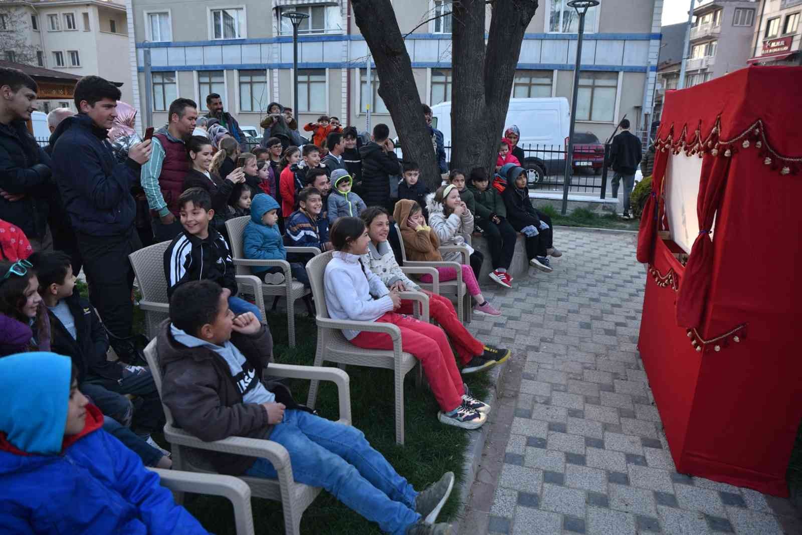 Ramazan ayının bereketini yaptığı çalışmalarla şehrin her yerinde hissettiren Bursa Büyükşehir Belediyesi, Orhaneli halkını da aynı iftar sofrası ...