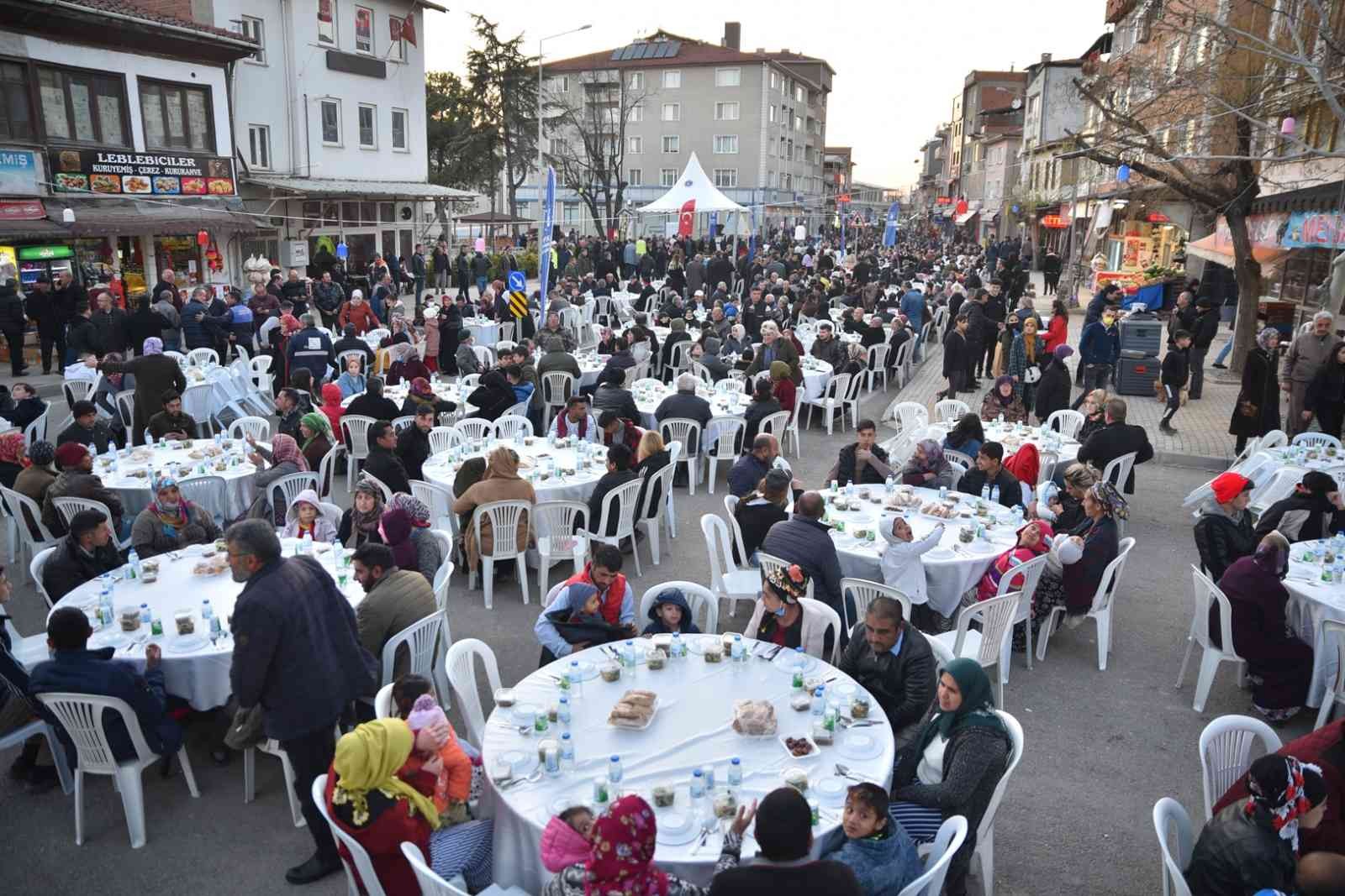 Ramazan ayının bereketini yaptığı çalışmalarla şehrin her yerinde hissettiren Bursa Büyükşehir Belediyesi, Orhaneli halkını da aynı iftar sofrası ...