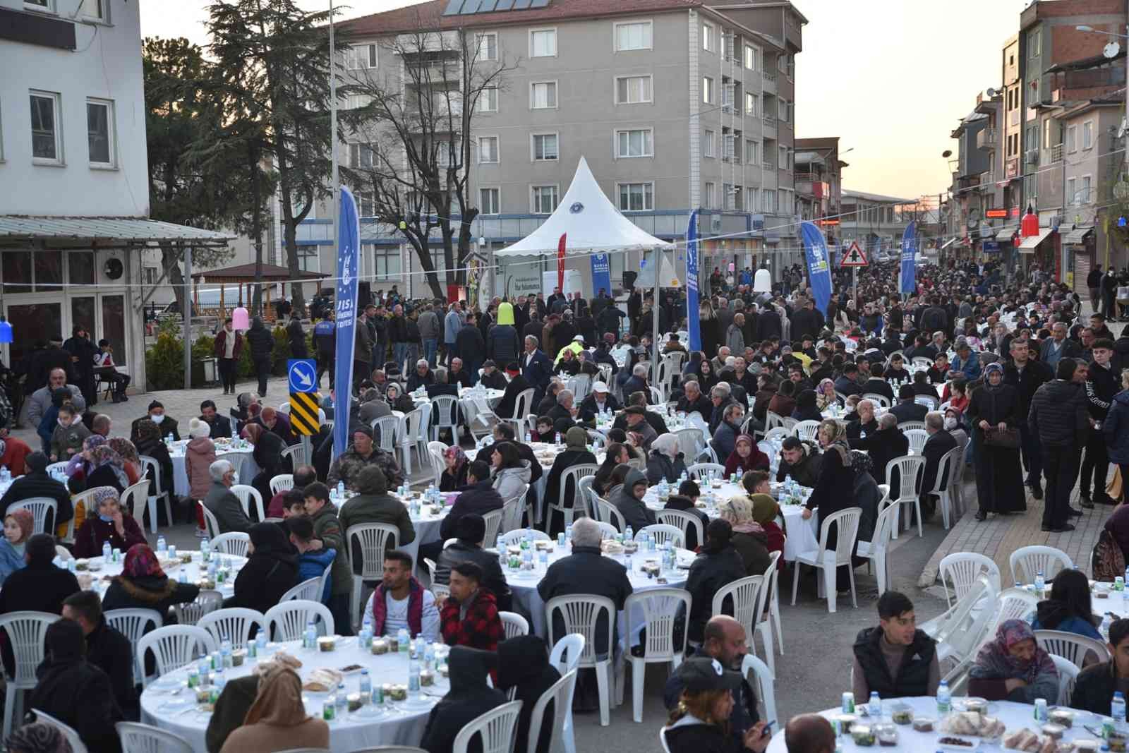 Ramazan ayının bereketini yaptığı çalışmalarla şehrin her yerinde hissettiren Bursa Büyükşehir Belediyesi, Orhaneli halkını da aynı iftar sofrası ...