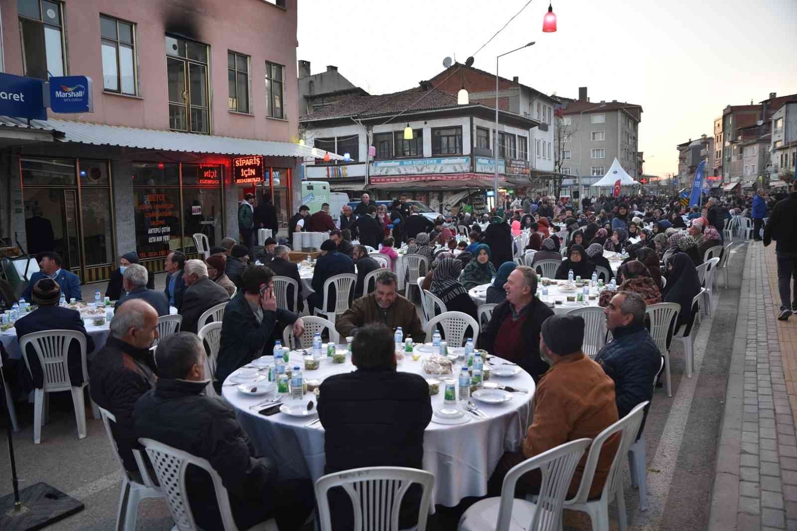 Ramazan ayının bereketini yaptığı çalışmalarla şehrin her yerinde hissettiren Bursa Büyükşehir Belediyesi, Orhaneli halkını da aynı iftar sofrası ...