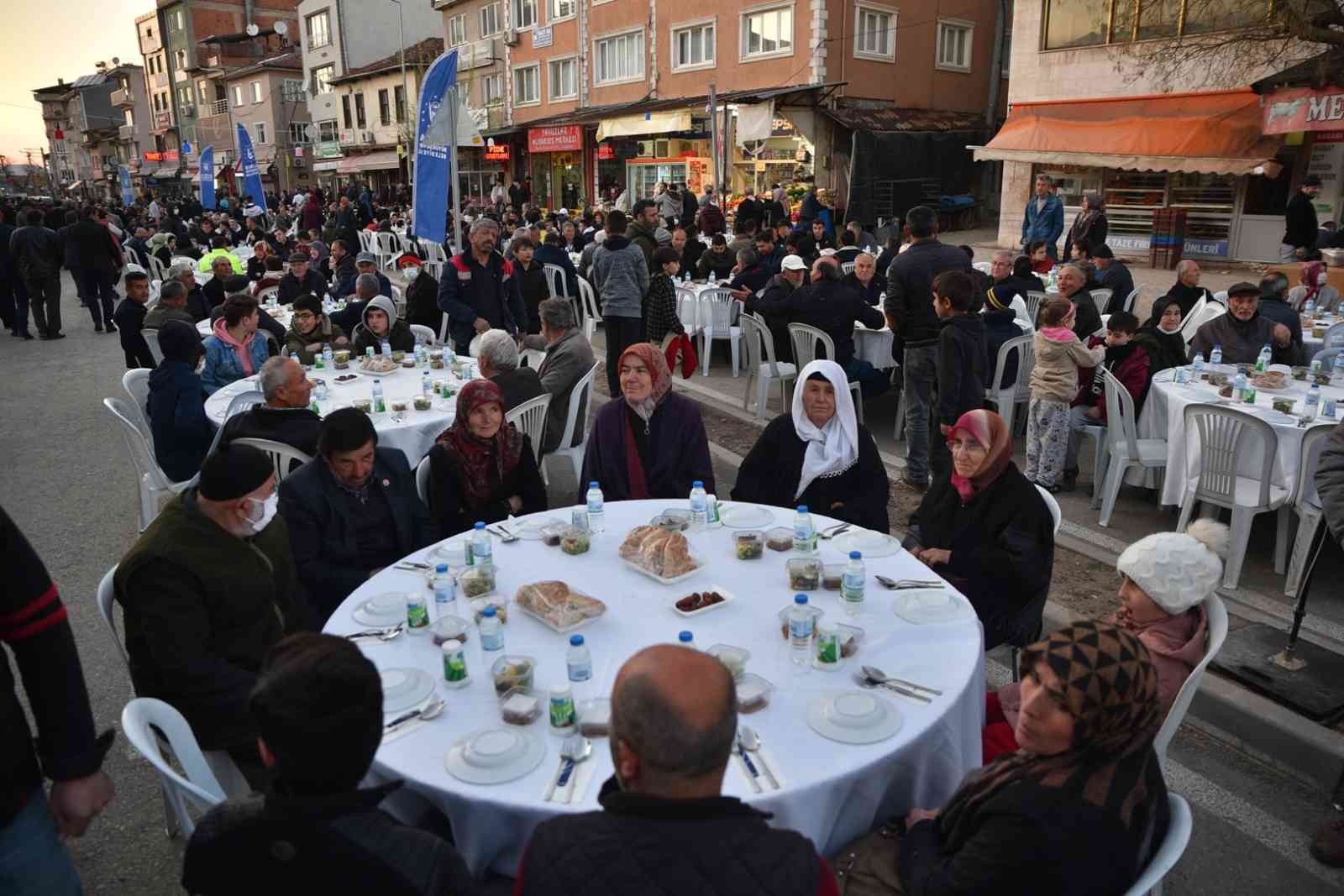 Ramazan ayının bereketini yaptığı çalışmalarla şehrin her yerinde hissettiren Bursa Büyükşehir Belediyesi, Orhaneli halkını da aynı iftar sofrası ...