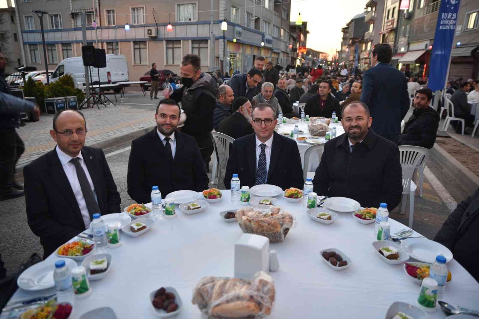 Ramazan ayının bereketini yaptığı çalışmalarla şehrin her yerinde hissettiren Bursa Büyükşehir Belediyesi, Orhaneli halkını da aynı iftar sofrası ...