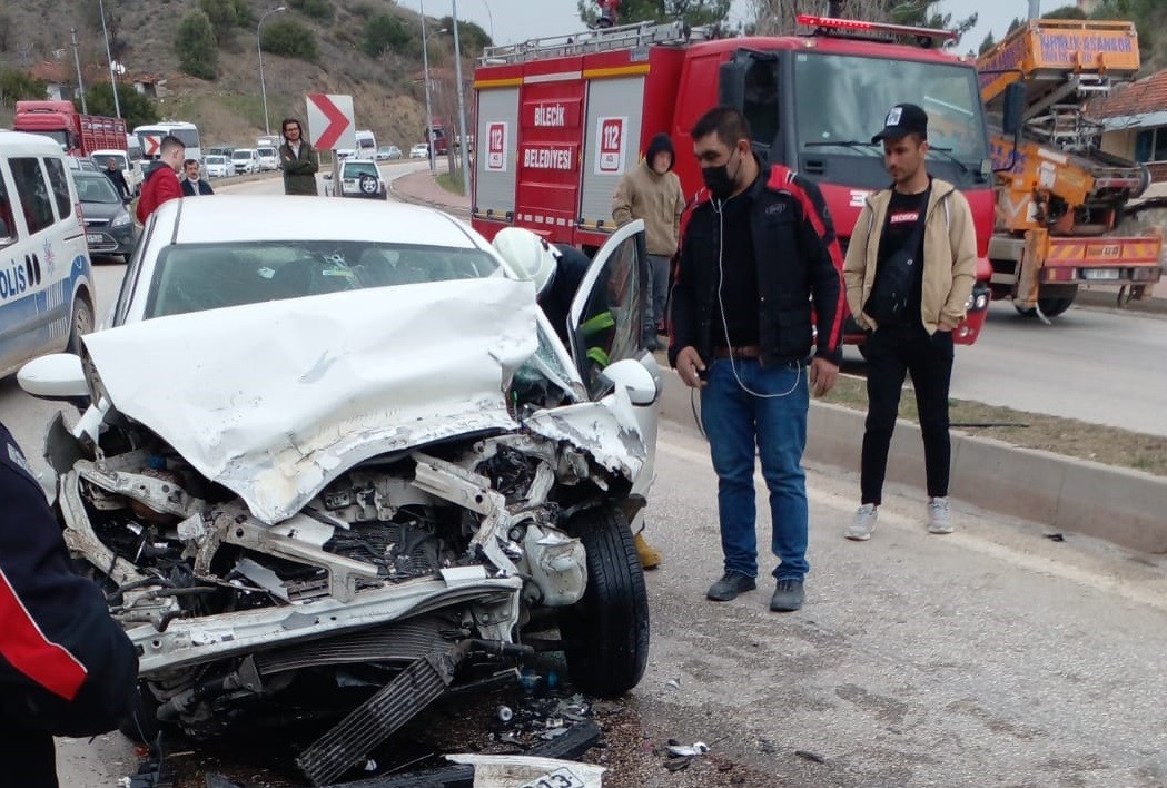 Bilecik’te seyir halinde orta refüjü aşarak karşı şeride geçen çöp kamyonunun çarptığı otomobildeki 2 kişi yaralandı. Alınan bilgilere göre ...