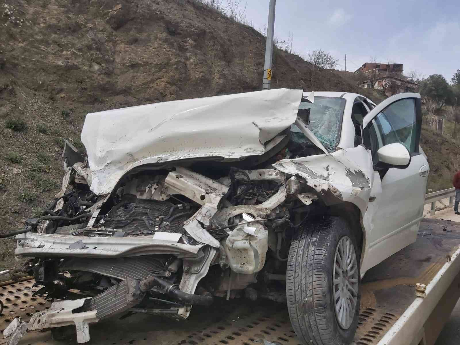 Bilecik’te seyir halinde orta refüjü aşarak karşı şeride geçen çöp kamyonunun çarptığı otomobildeki 2 kişi yaralandı. Alınan bilgilere göre ...