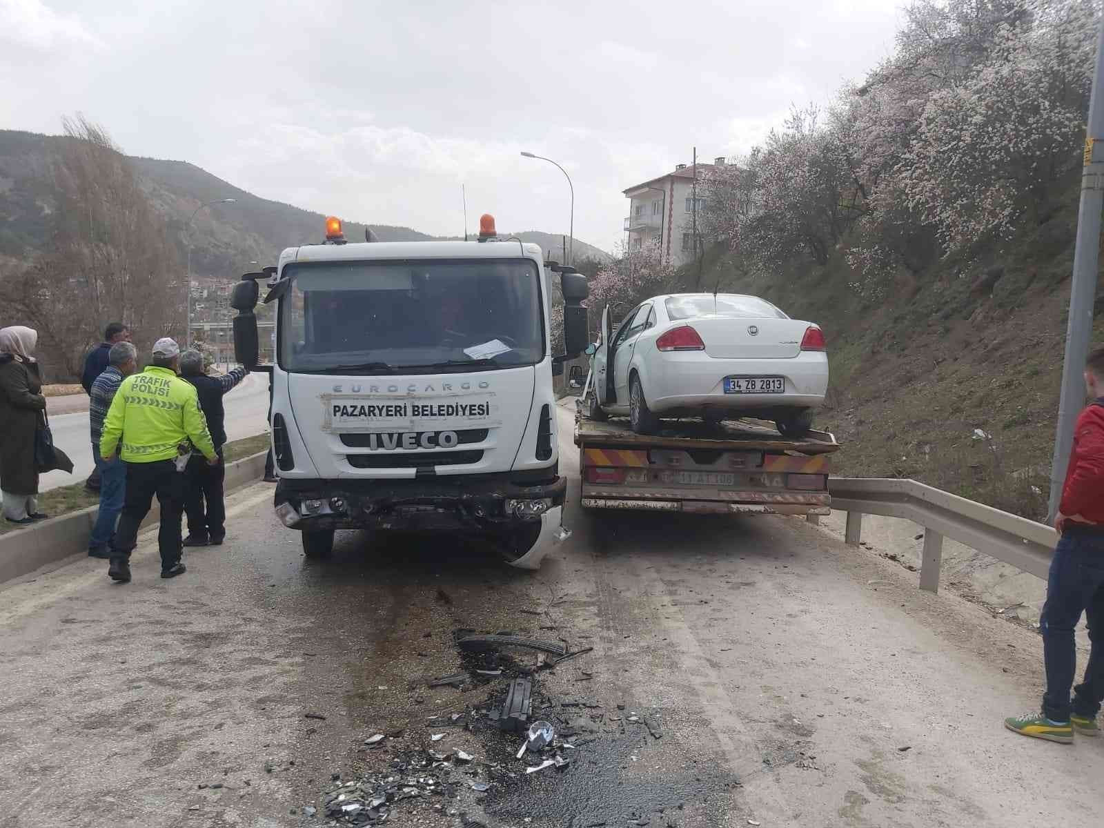 Bilecik’te seyir halinde orta refüjü aşarak karşı şeride geçen çöp kamyonunun çarptığı otomobildeki 2 kişi yaralandı. Alınan bilgilere göre ...