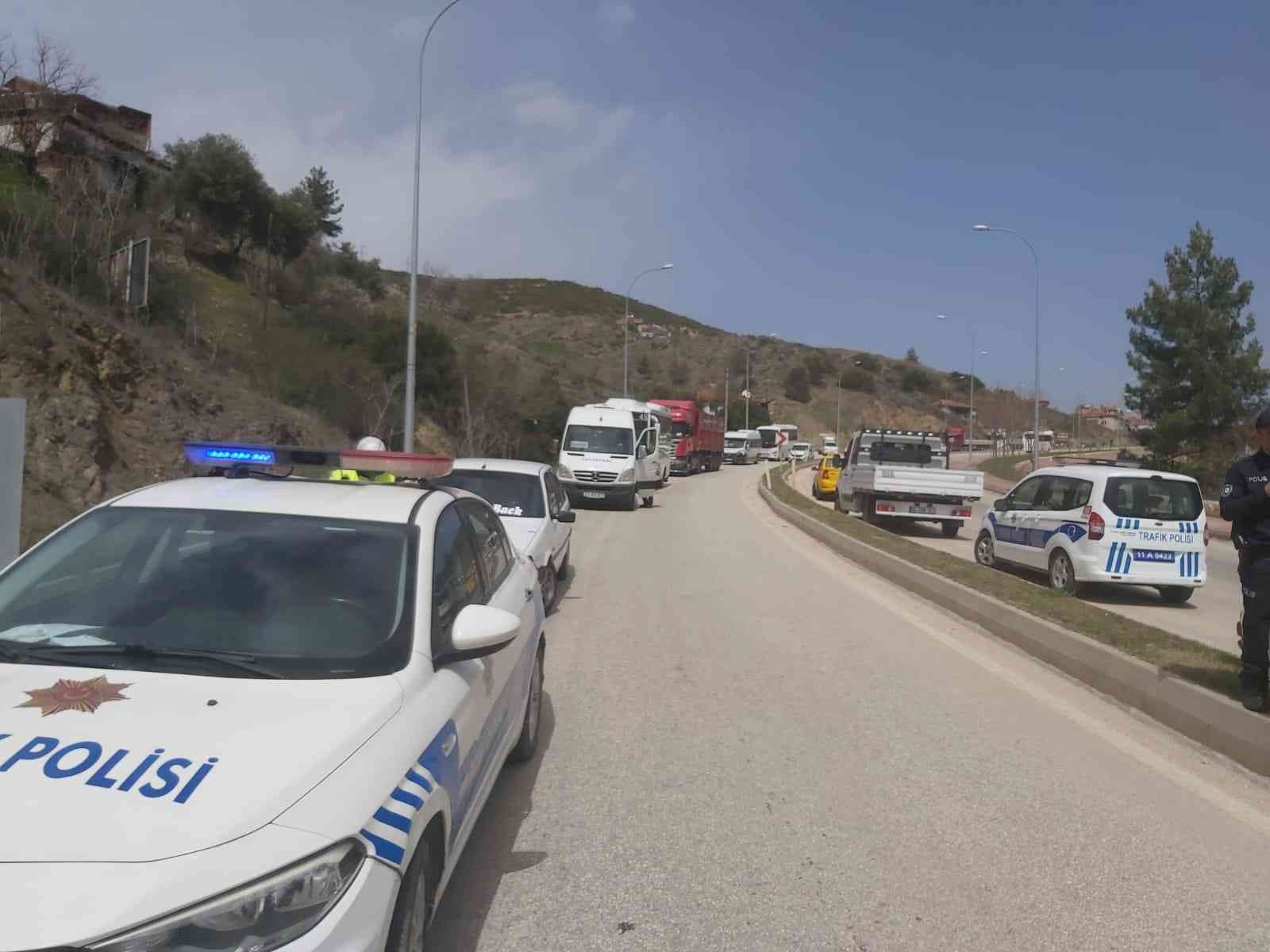 Bilecik’te seyir halinde orta refüjü aşarak karşı şeride geçen çöp kamyonunun çarptığı otomobildeki 2 kişi yaralandı. Alınan bilgilere göre ...