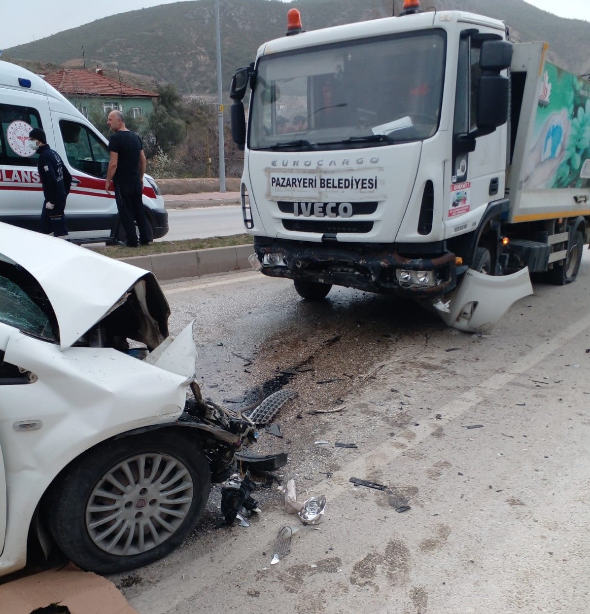 Bilecik’te seyir halinde orta refüjü aşarak karşı şeride geçen çöp kamyonunun çarptığı otomobildeki 2 kişi yaralandı. Alınan bilgilere göre ...