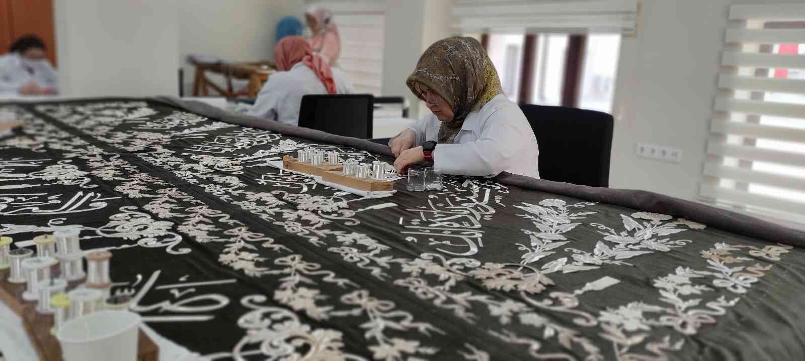 Osmanlı Devleti’nin kurucusu Osman Gazi Han’ın Tophane’deki türbesinin sanduka puşidesi 2 yıldır ilmek ilmek yeniden işleniyor. Bursa Olgunlaşma ...