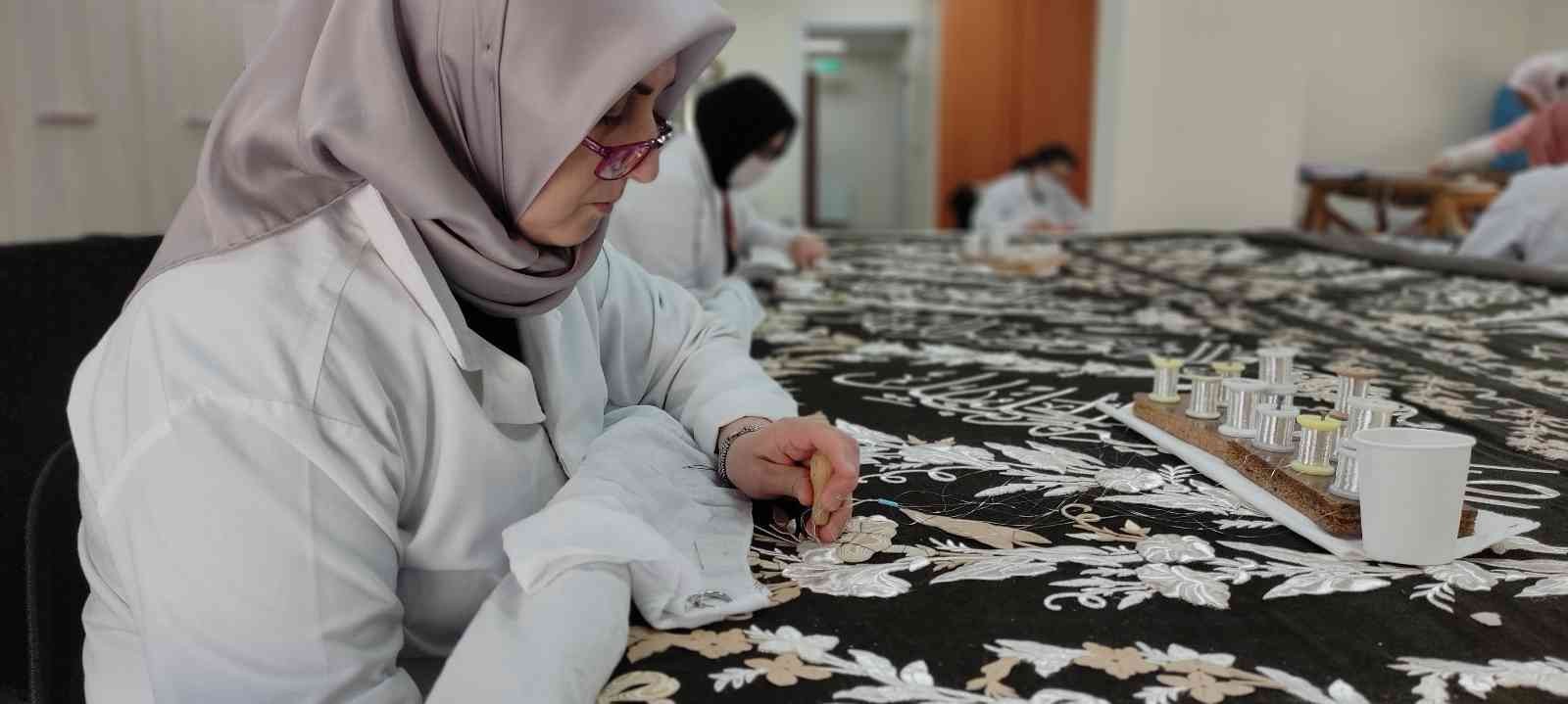 Osmanlı Devleti’nin kurucusu Osman Gazi Han’ın Tophane’deki türbesinin sanduka puşidesi 2 yıldır ilmek ilmek yeniden işleniyor. Bursa Olgunlaşma ...