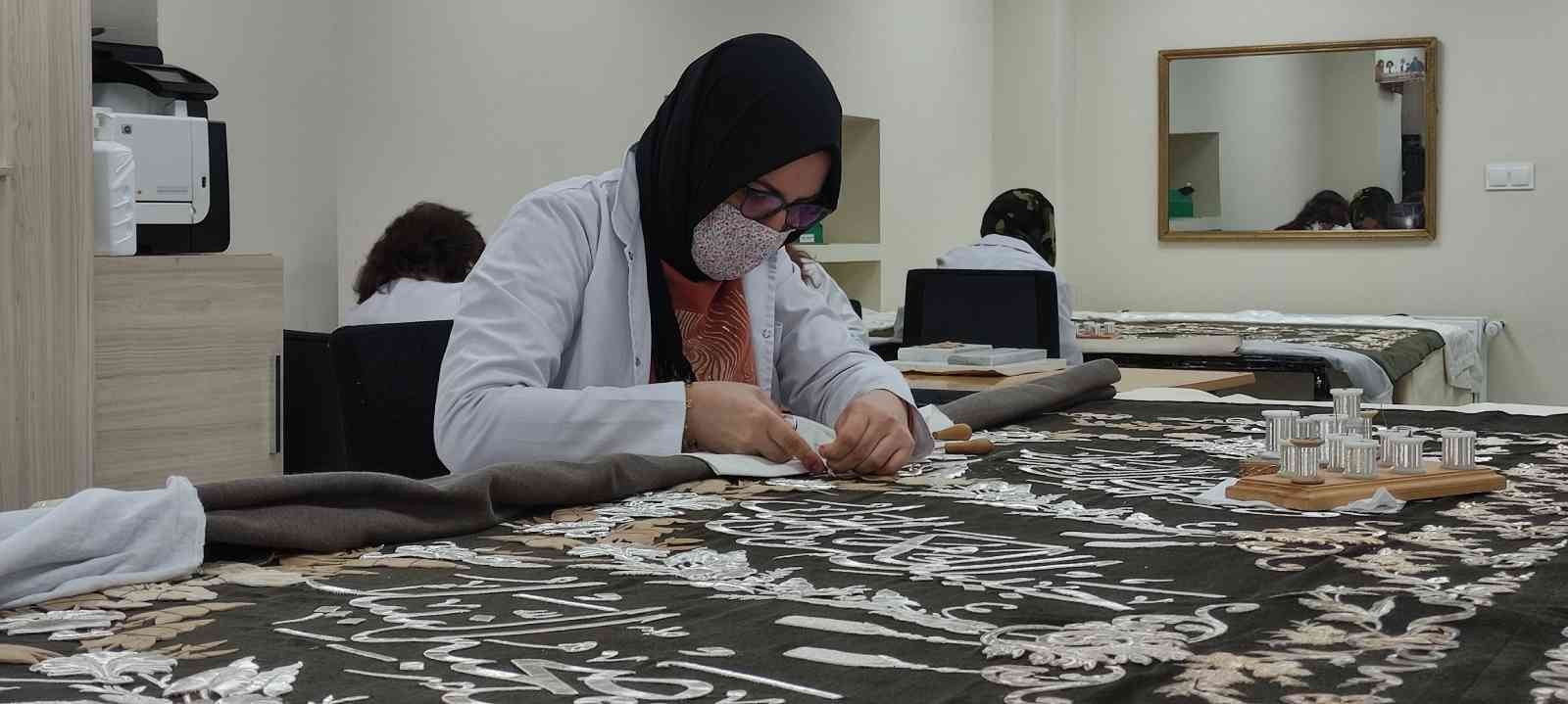 Osmanlı Devleti’nin kurucusu Osman Gazi Han’ın Tophane’deki türbesinin sanduka puşidesi 2 yıldır ilmek ilmek yeniden işleniyor. Bursa Olgunlaşma ...