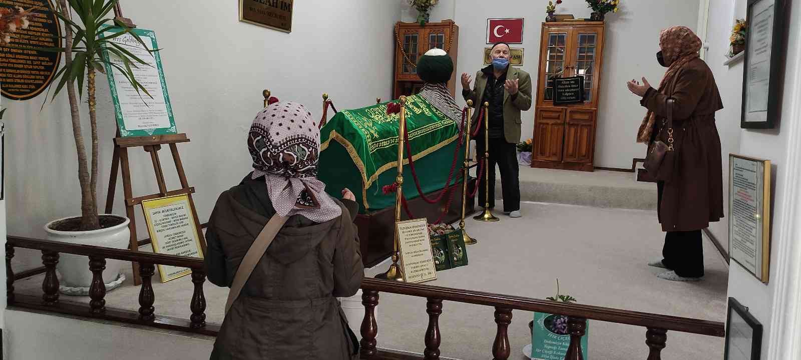 ’Evliyalar ve Sultanlar şehri’ olarak da anılan Bursa’da bir evde bulunan Tezeren Dede türbesi, Ramazan ayında vatandaşların ilgi odağı oluyor ...