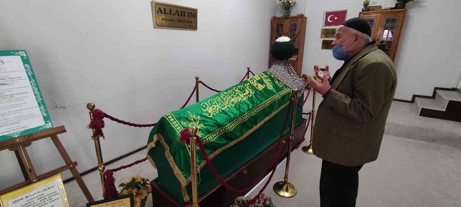 ’Evliyalar ve Sultanlar şehri’ olarak da anılan Bursa’da bir evde bulunan Tezeren Dede türbesi, Ramazan ayında vatandaşların ilgi odağı oluyor ...