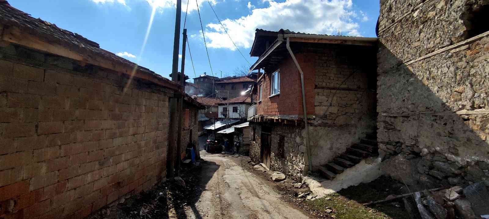 Bursa’da bulunan bir köyde 600 yıldır davul çalınmıyor. Keles ilçesinin Dedeler köyü sâkinleri tam 600 yıldır Ramazan ayında ve başka günlerde ...