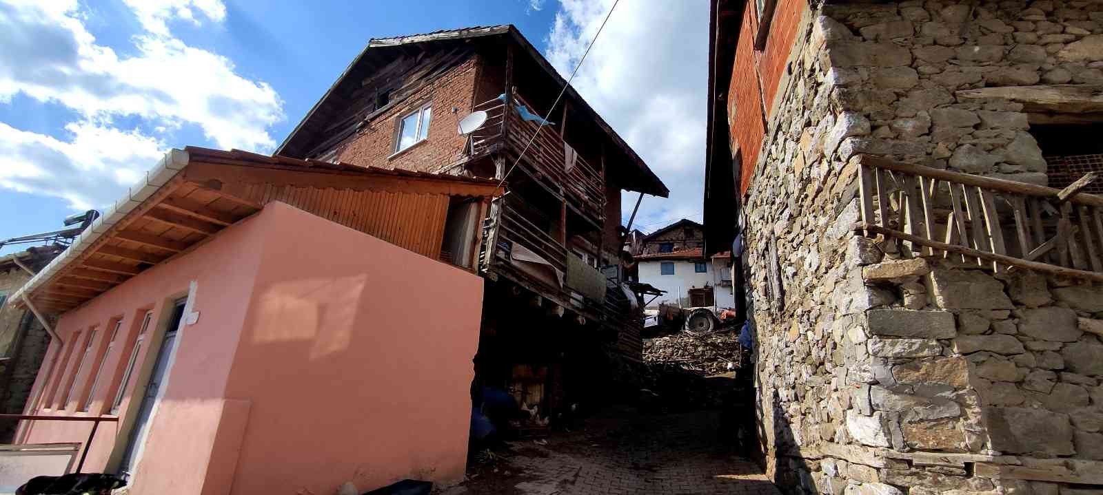 Bursa’da bulunan bir köyde 600 yıldır davul çalınmıyor. Keles ilçesinin Dedeler köyü sâkinleri tam 600 yıldır Ramazan ayında ve başka günlerde ...