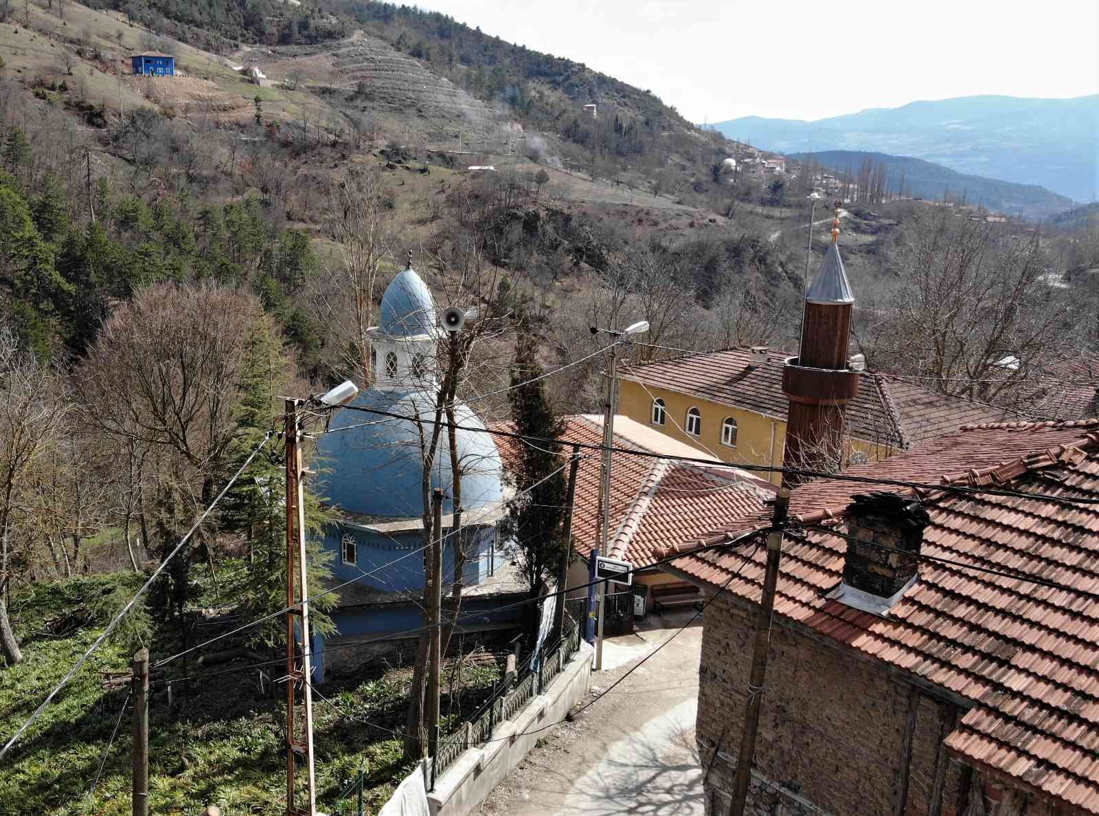 Bursa’da bulunan bir köyde 600 yıldır davul çalınmıyor. Keles ilçesinin Dedeler köyü sâkinleri tam 600 yıldır Ramazan ayında ve başka günlerde ...