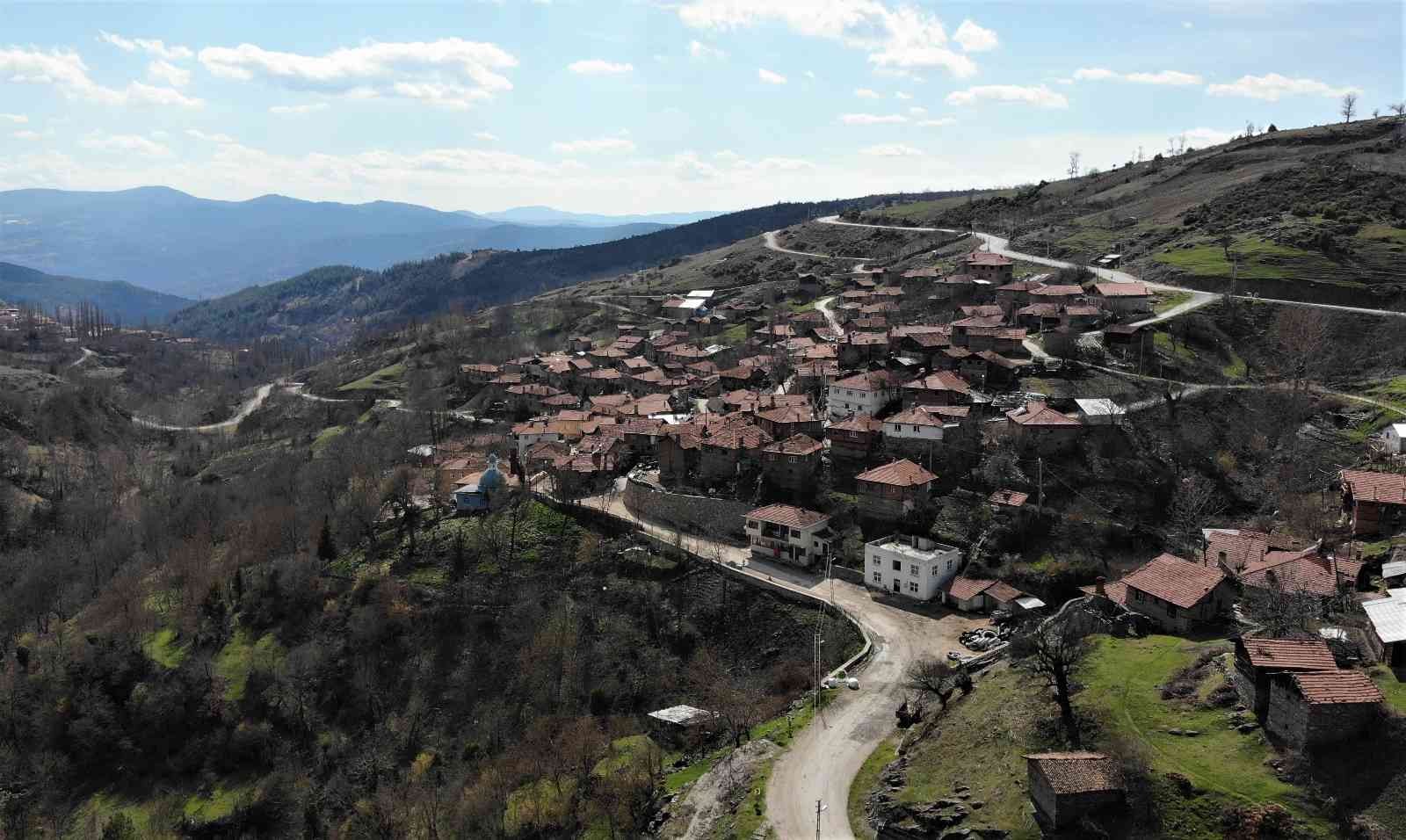 Bursa’da bulunan bir köyde 600 yıldır davul çalınmıyor. Keles ilçesinin Dedeler köyü sâkinleri tam 600 yıldır Ramazan ayında ve başka günlerde ...