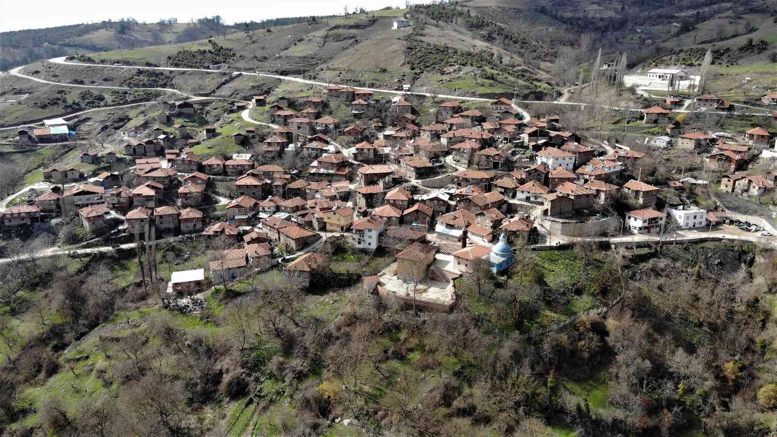 Bursa’da bulunan bir köyde 600 yıldır davul çalınmıyor. Keles ilçesinin Dedeler köyü sâkinleri tam 600 yıldır Ramazan ayında ve başka günlerde ...